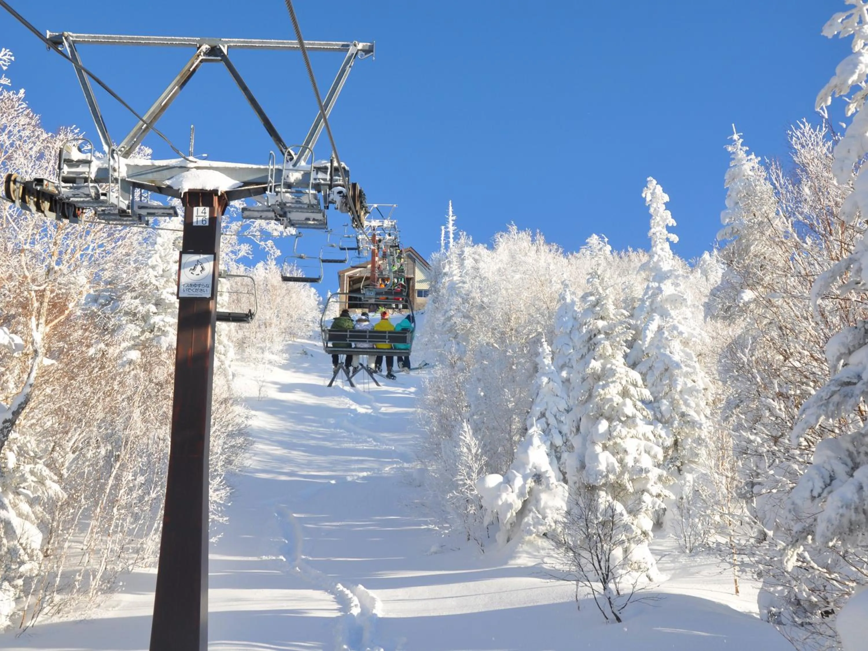 Skiing in Ishinoyu Lodge