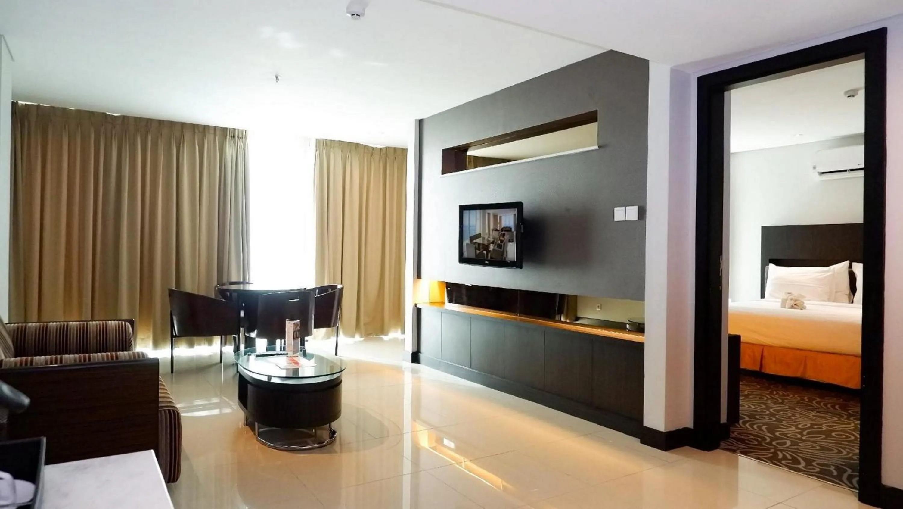 Living room, Bed in Swiss-Belhotel Balikpapan