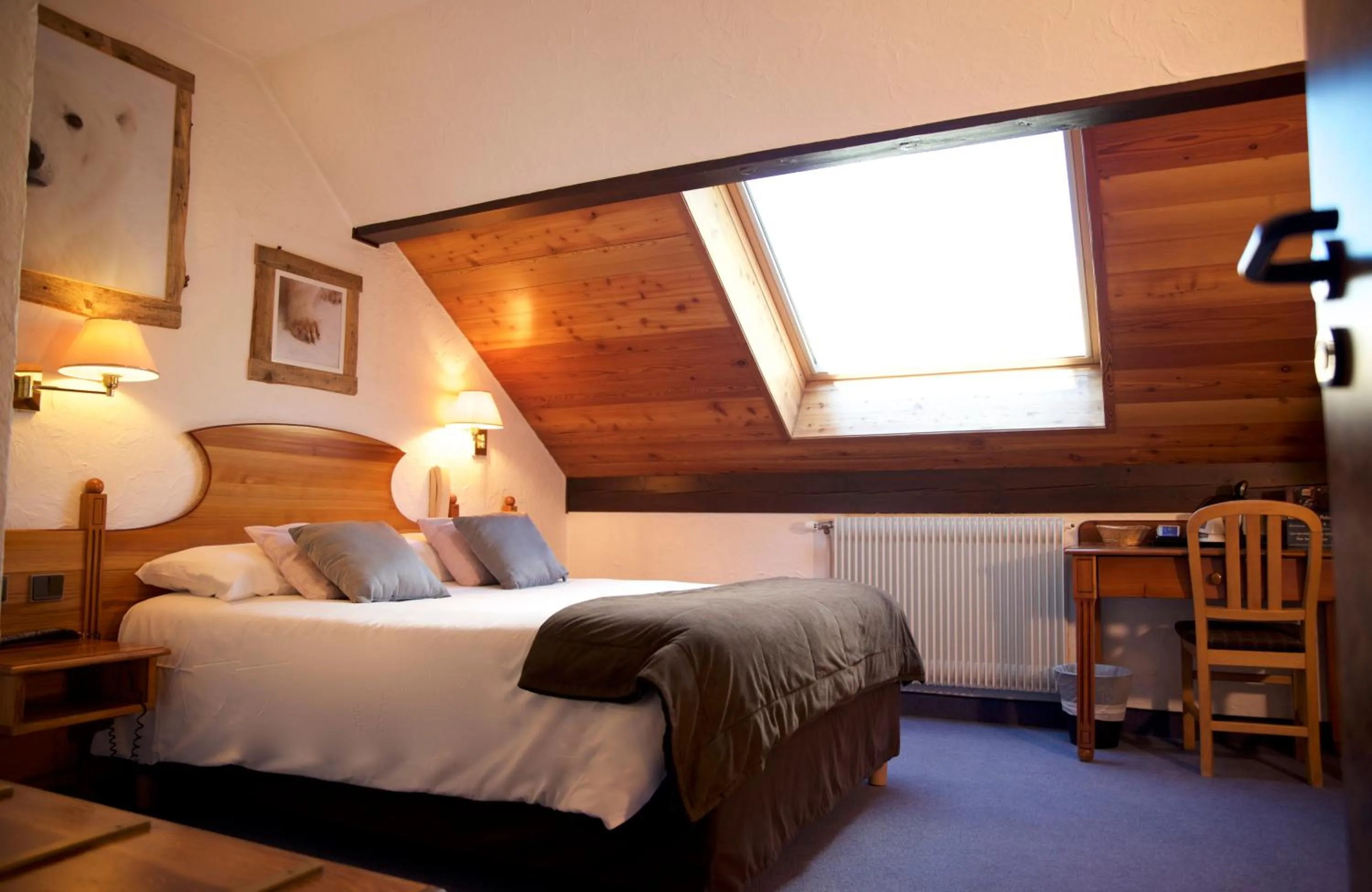 Photo of the whole room, Bed in Hôtel Serre Palas