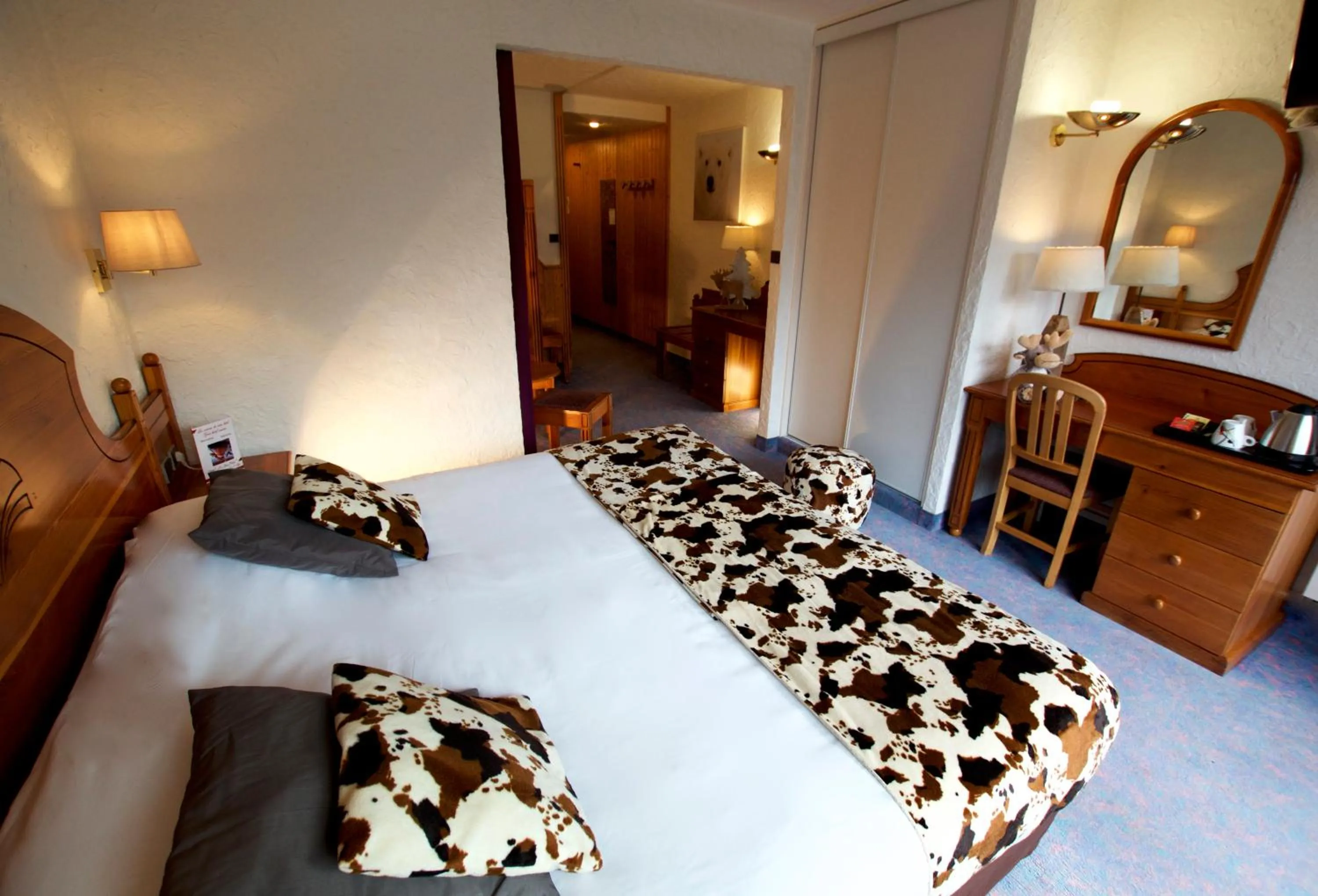 Photo of the whole room, Bed in Hôtel Serre Palas