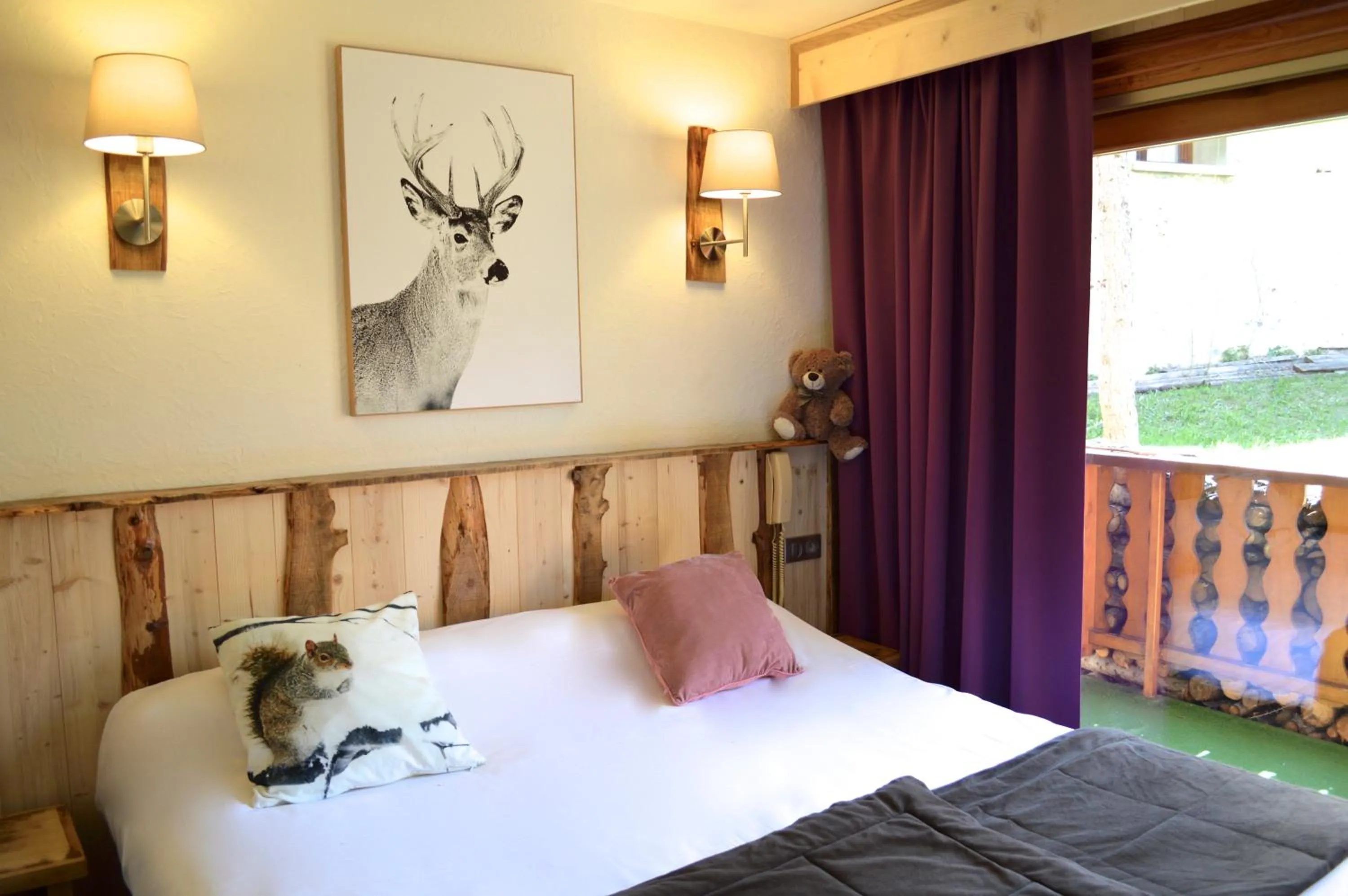 Bedroom, Bed in Hôtel Serre Palas