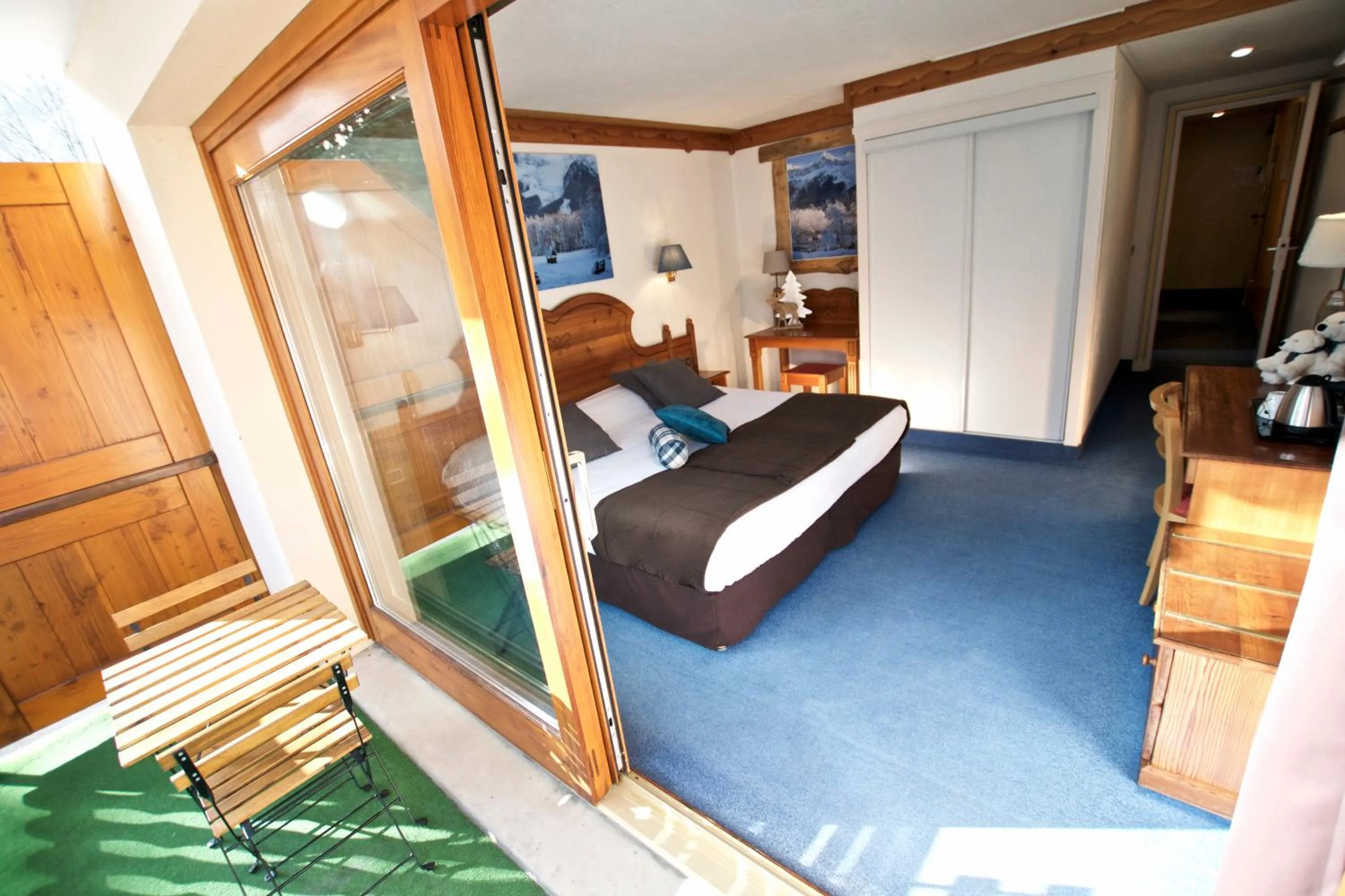 Photo of the whole room, Bed in Hôtel Serre Palas