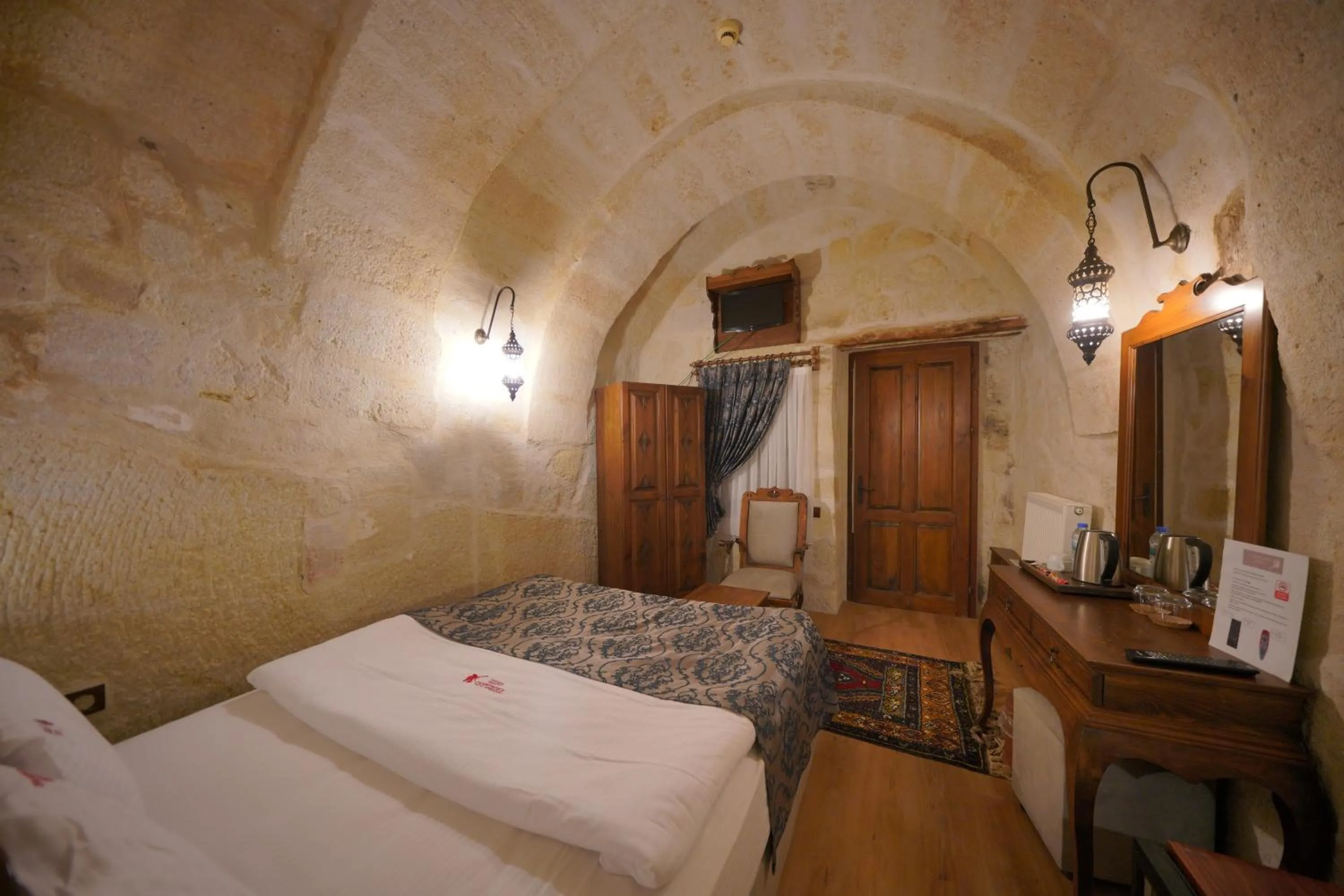 Photo of the whole room, Bed in Fairyland Cave Hotel
