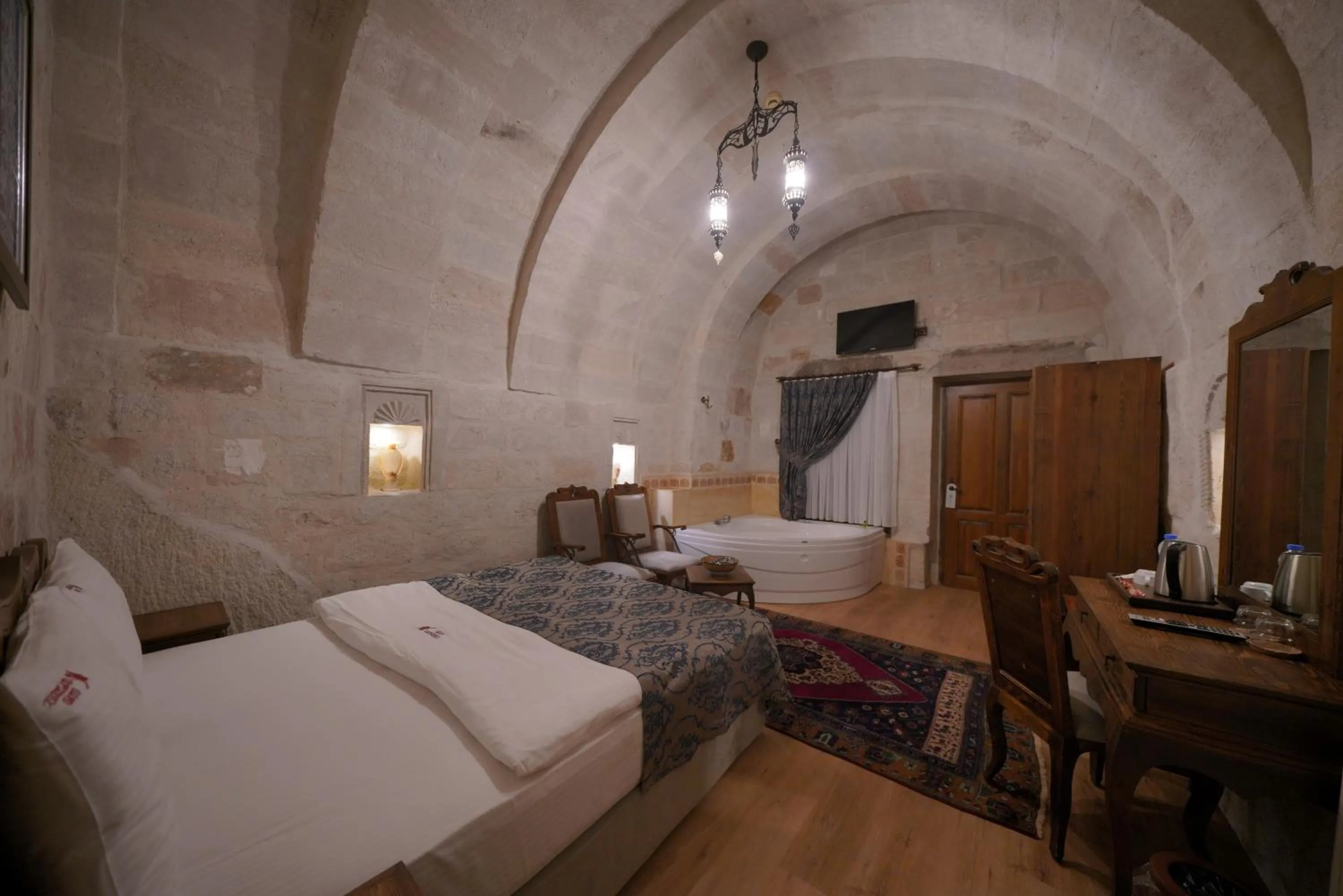 Photo of the whole room, Bed in Fairyland Cave Hotel