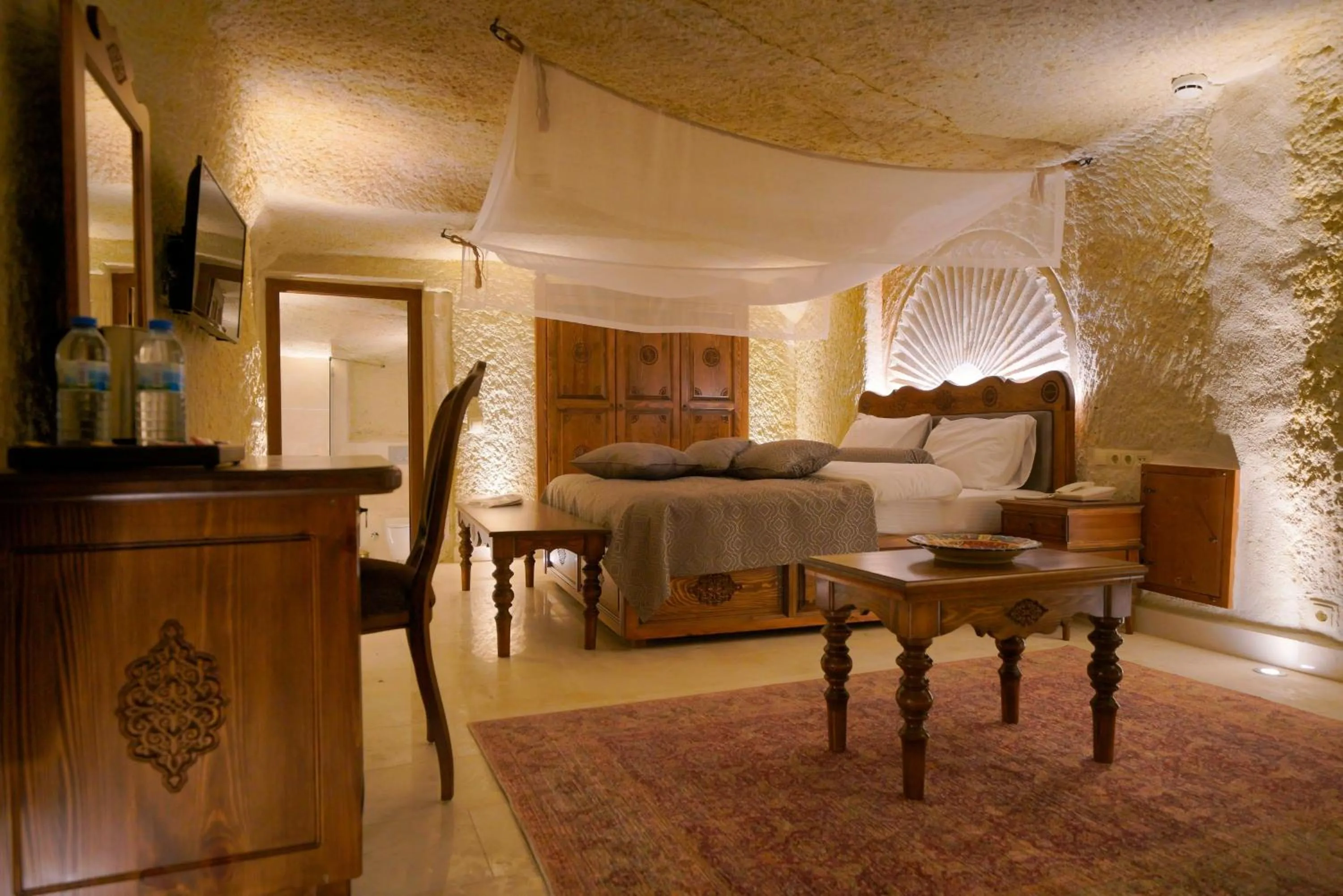 Photo of the whole room, Bed in Fairyland Cave Hotel