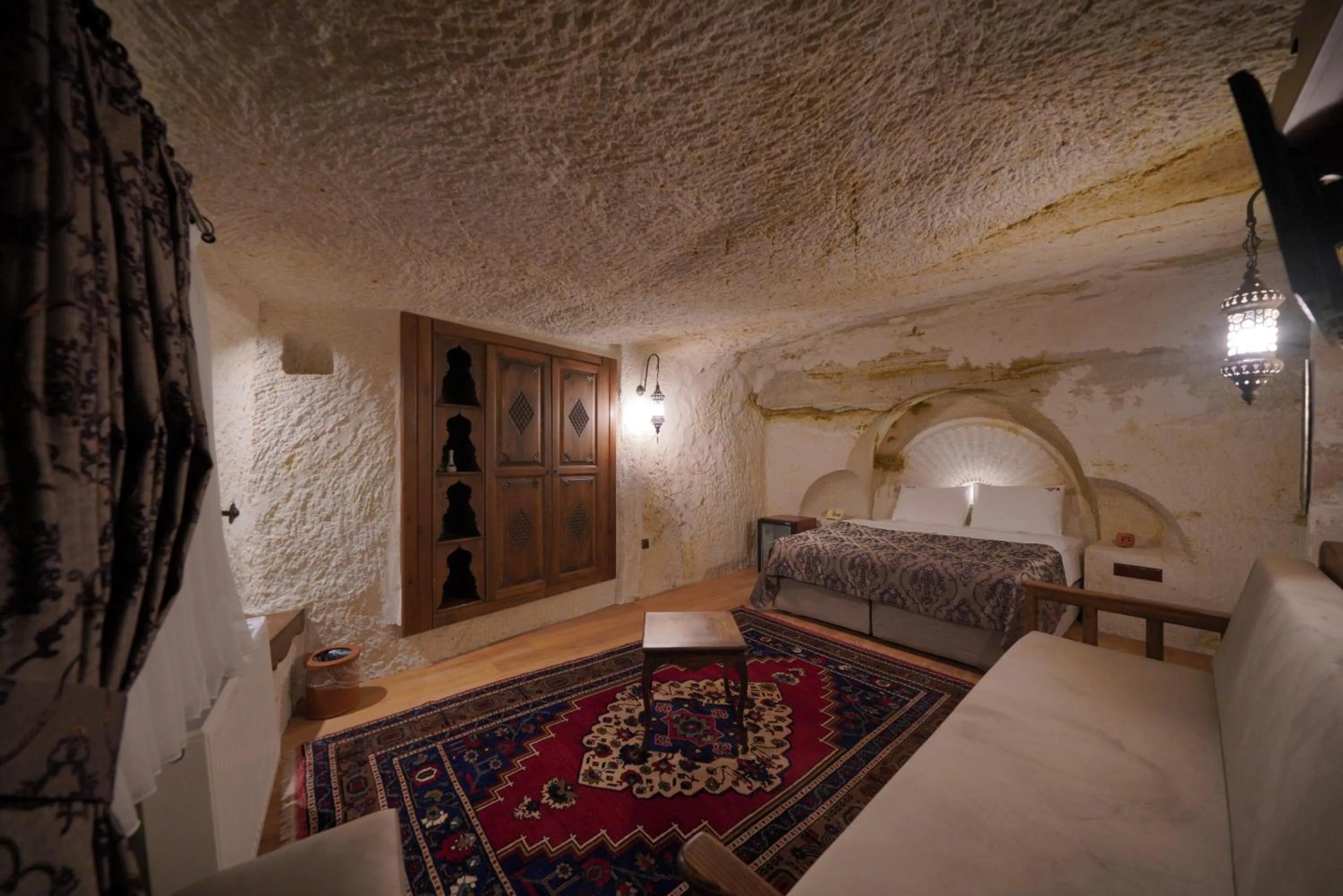 Photo of the whole room, Bed in Fairyland Cave Hotel
