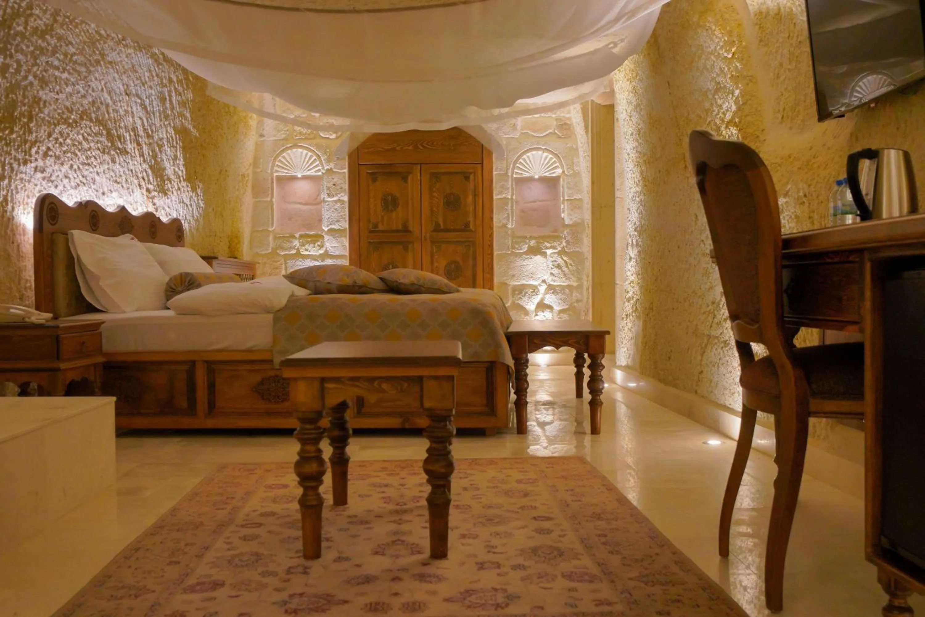 Photo of the whole room, Bed in Fairyland Cave Hotel