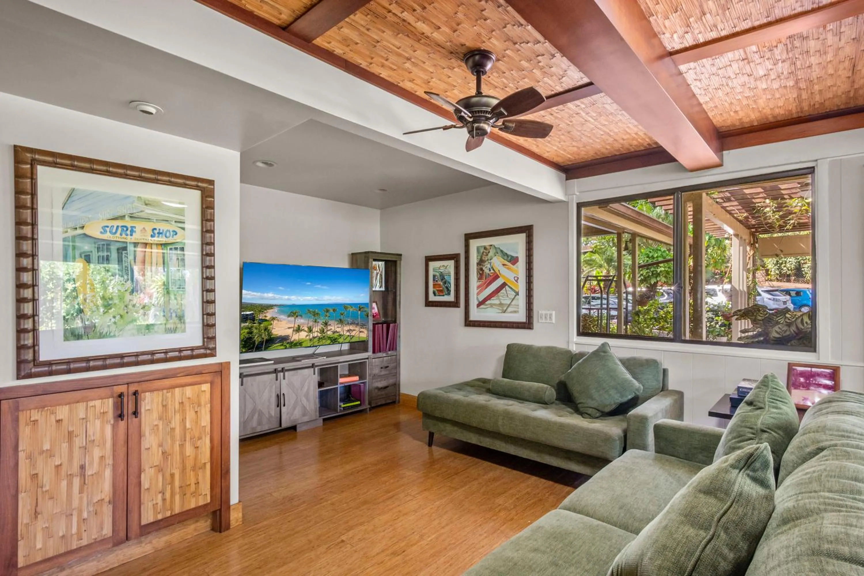 Communal lounge/ TV room in The Mauian Hotel