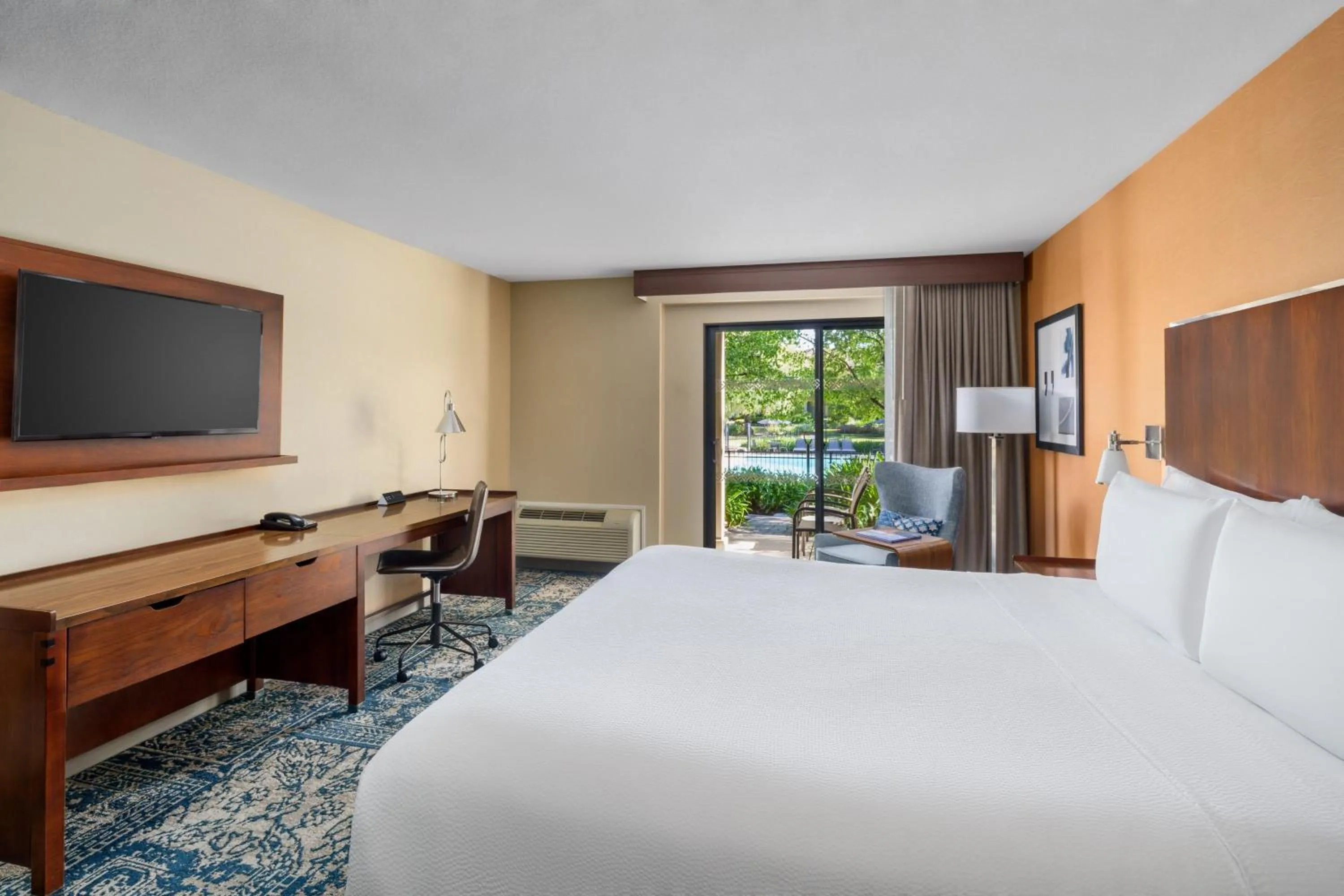 Swimming pool, Bed in Four Points by Sheraton Pleasanton