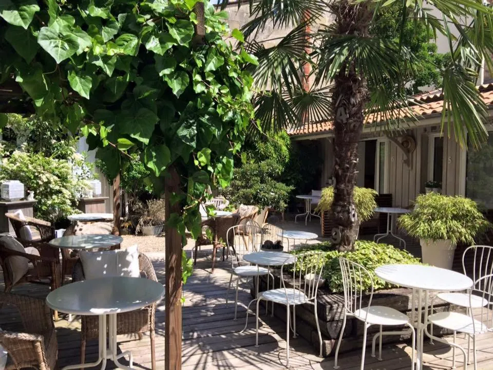 Patio in Hôtel Le Clos Huguerie Bordeaux Centre - Ex Maison du Lierre