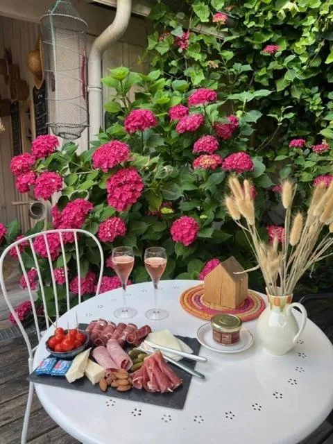 Garden in Hôtel Le Clos Huguerie Bordeaux Centre - Ex Maison du Lierre