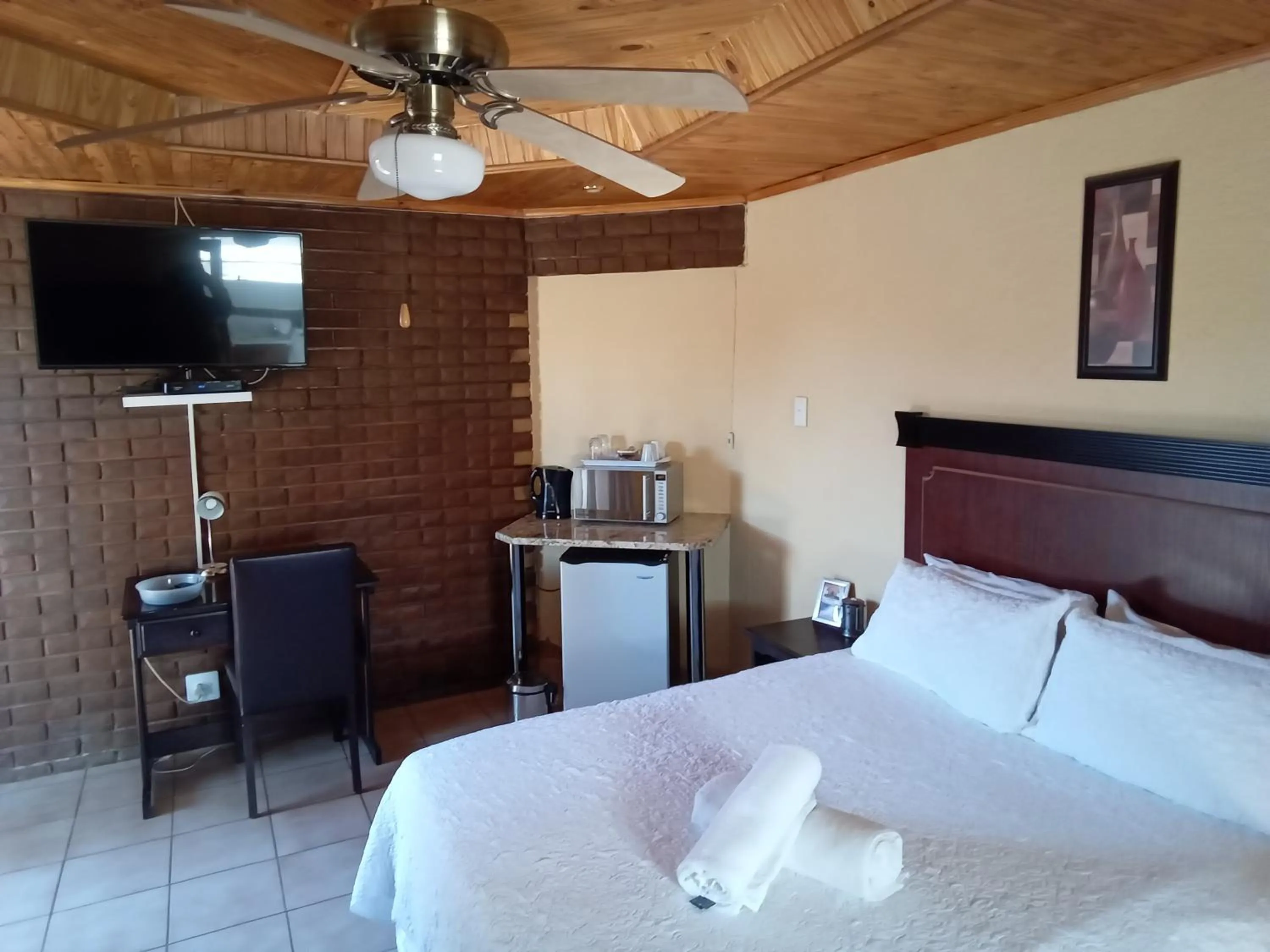 Deluxe Double Room with Shower in Kgatholoha guest house