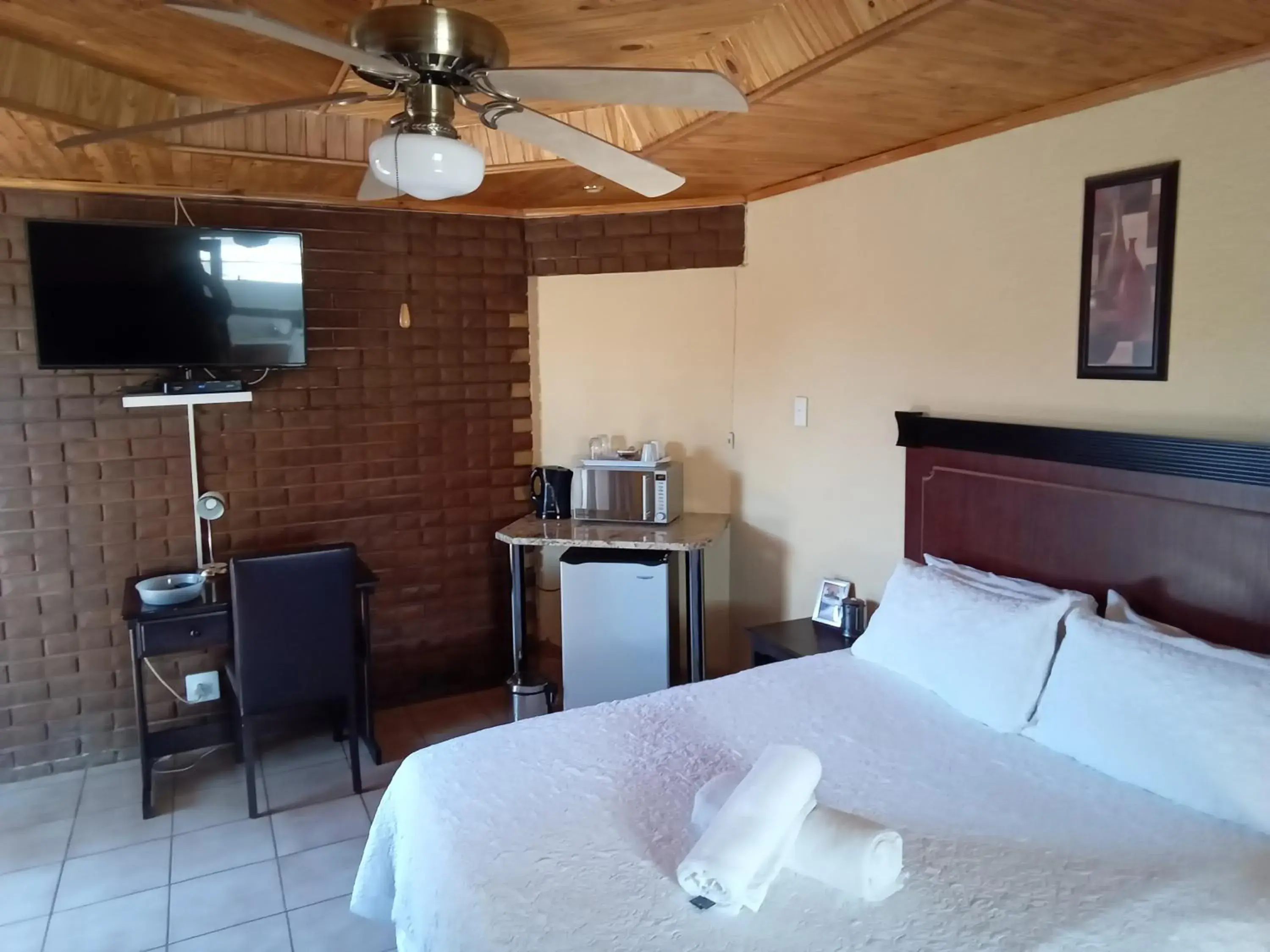 Deluxe Double Room with Shower in Kgatholoha guest house Deluxe Double Room with Shower in Kgatholoha guest house