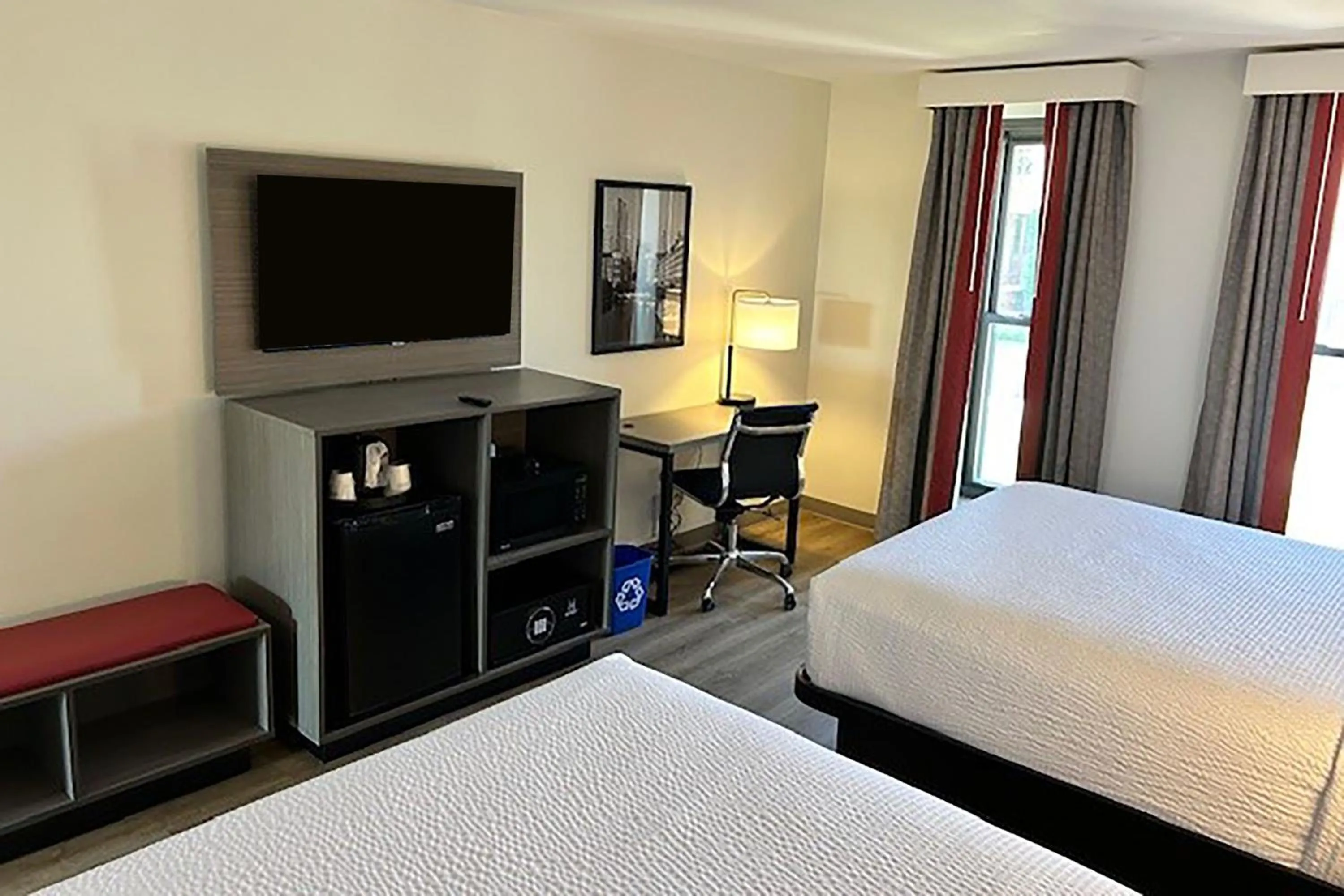 TV and multimedia, Bed in Ramada by Wyndham Milwaukee