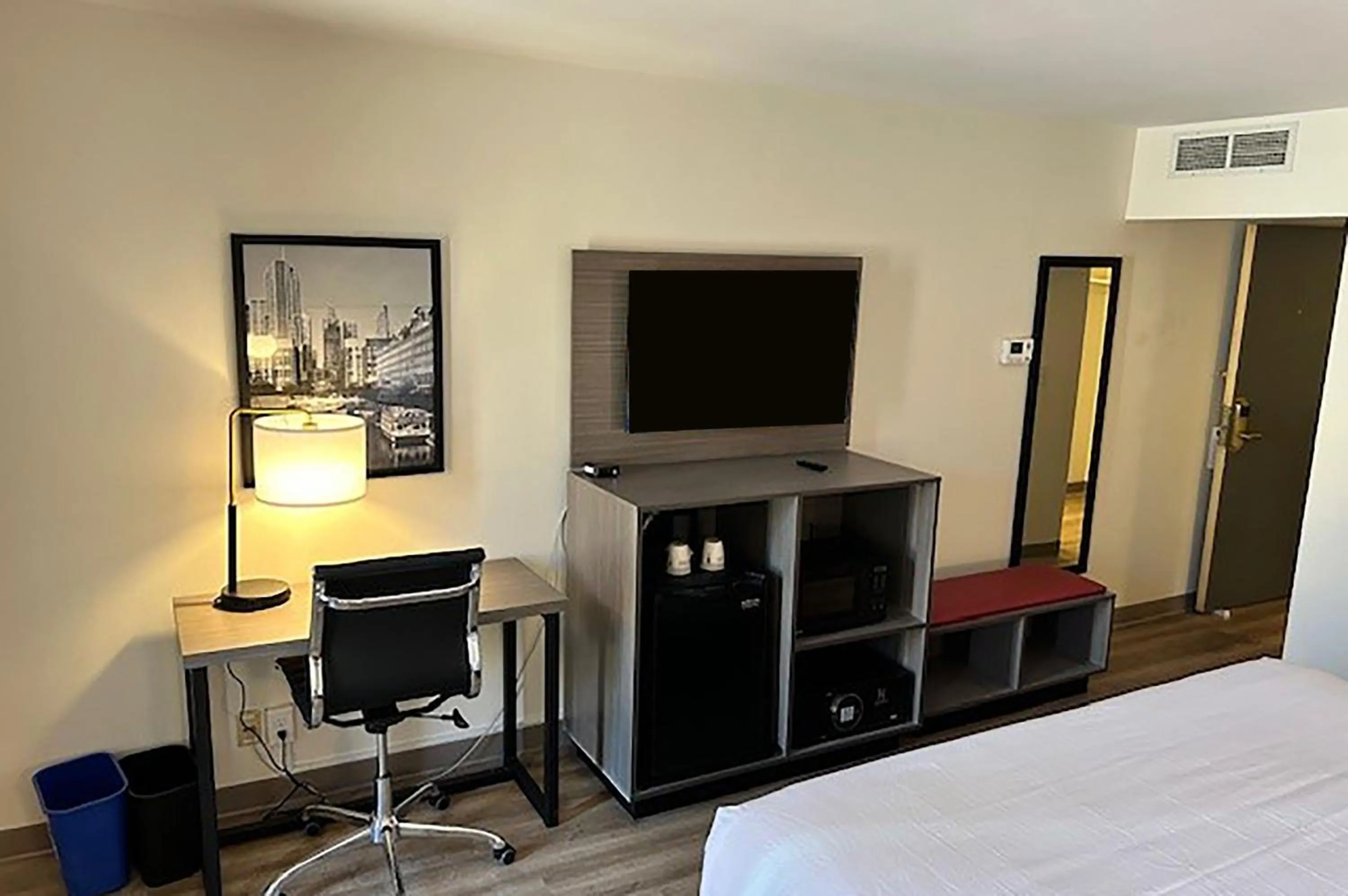 TV and multimedia, Bed in Ramada by Wyndham Milwaukee