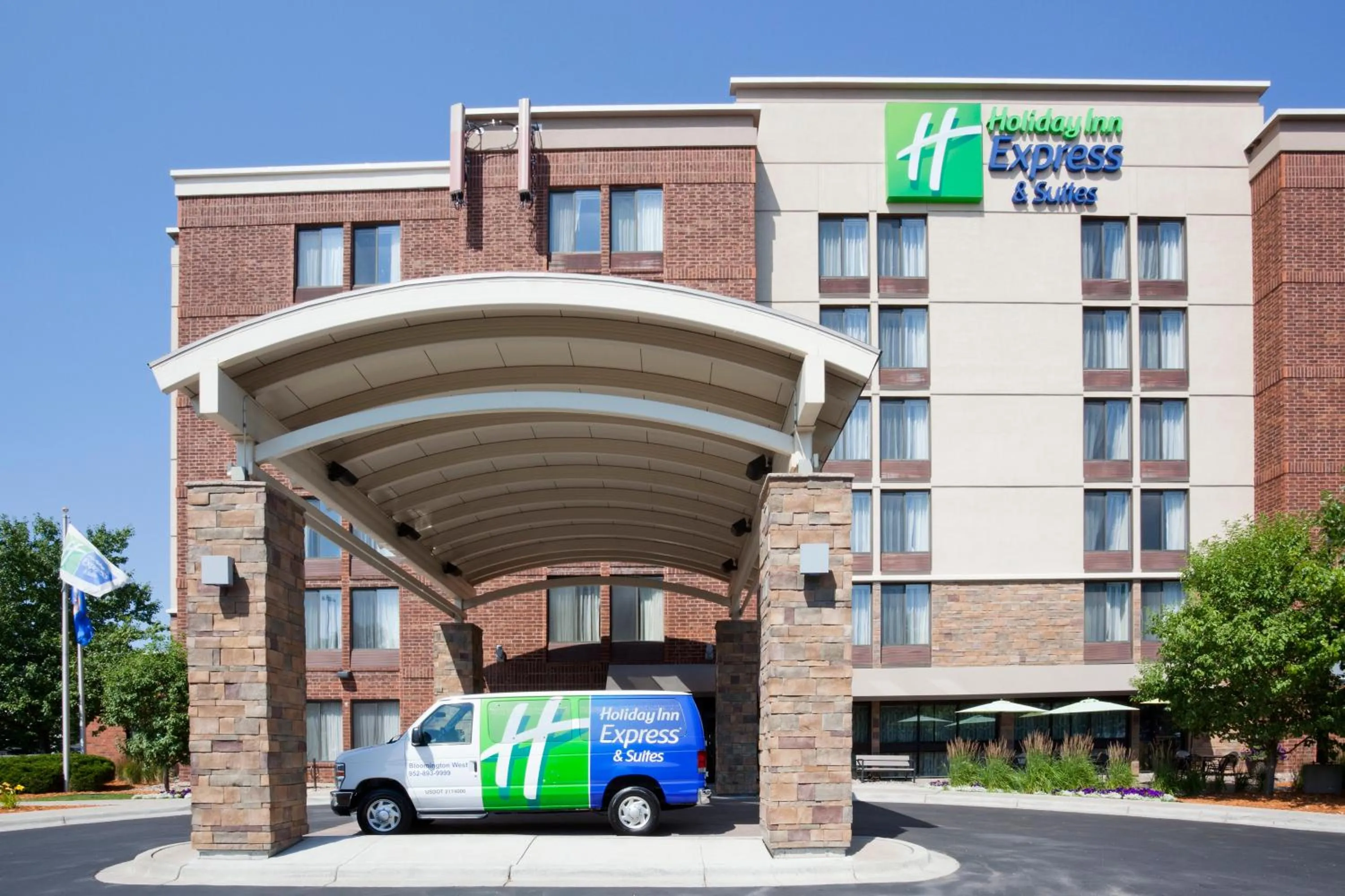 Lobby or reception in Holiday Inn Express & Suites Bloomington West by IHG