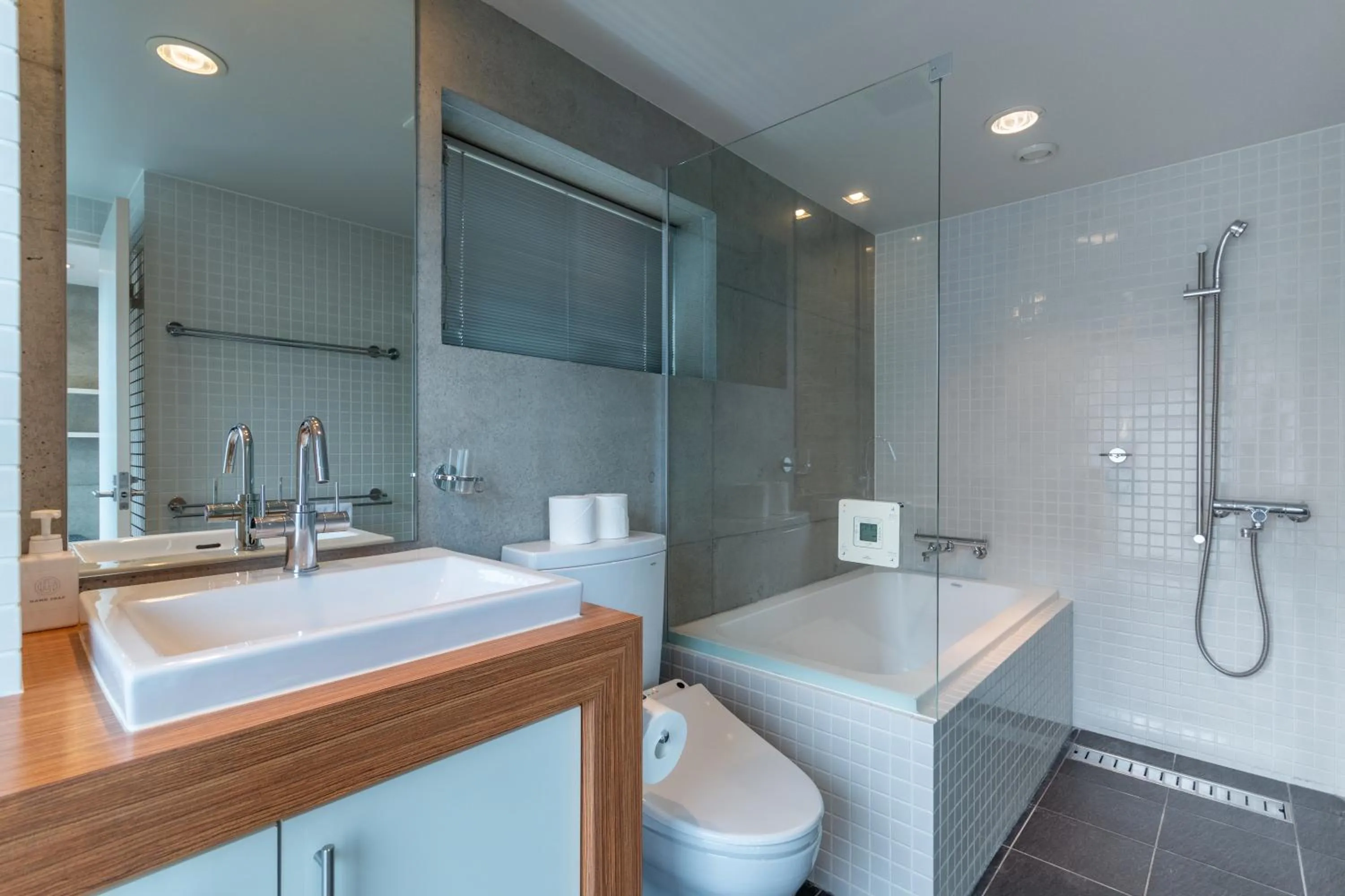 Bathroom in Asanagi by H2 Life