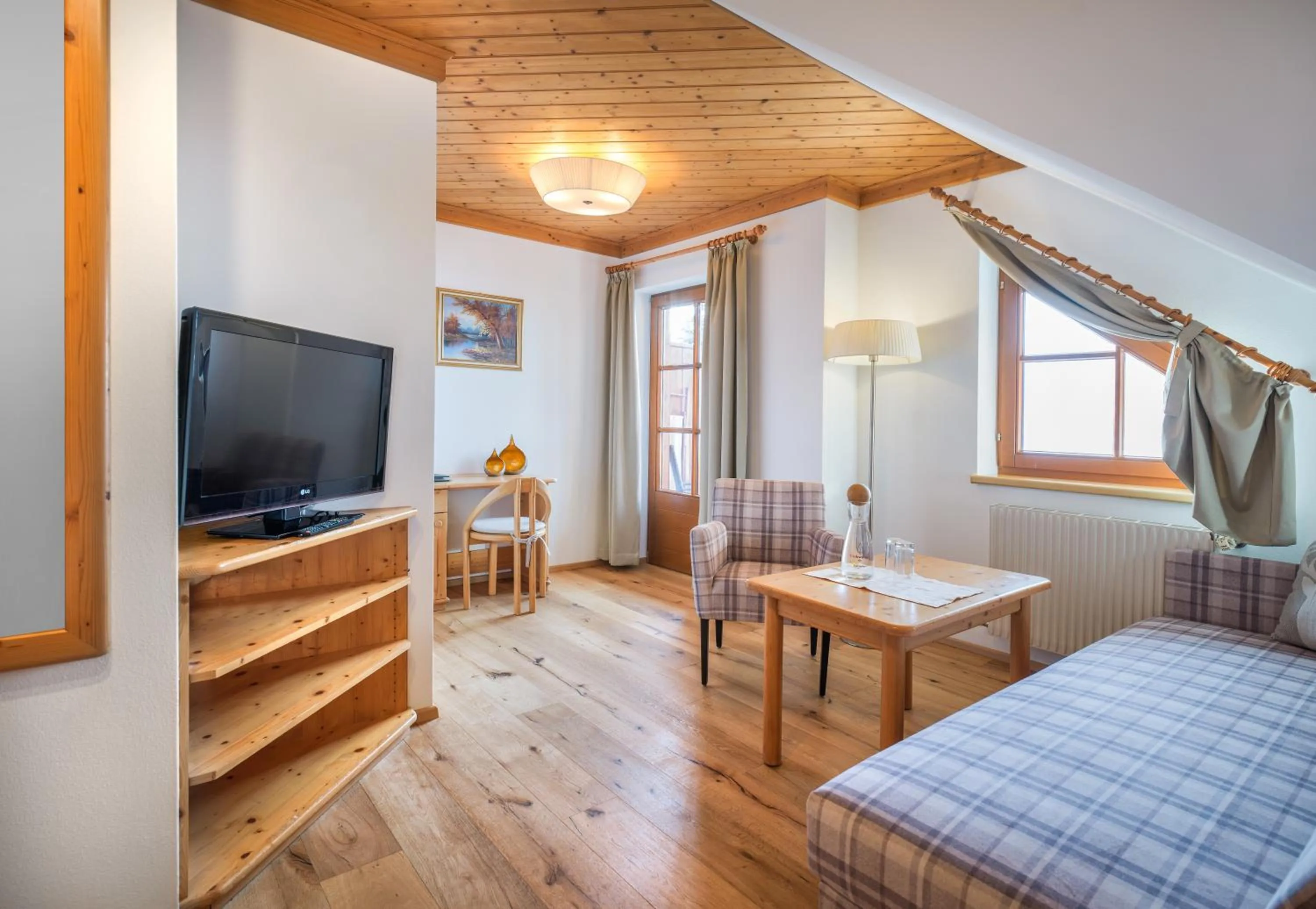 Living room, Bed in Hotel Häuserl im Wald