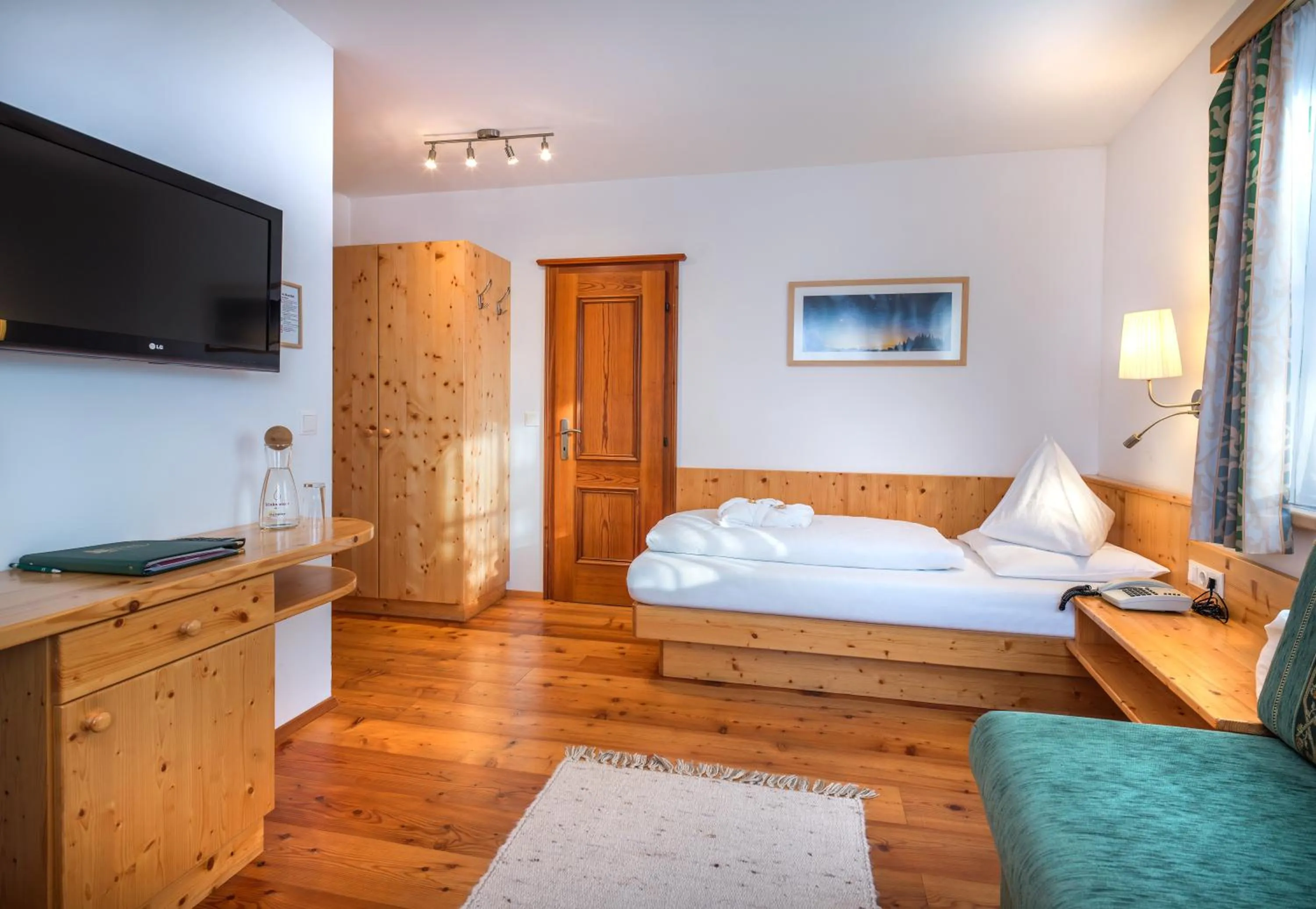 Photo of the whole room, Bed in Hotel Häuserl im Wald