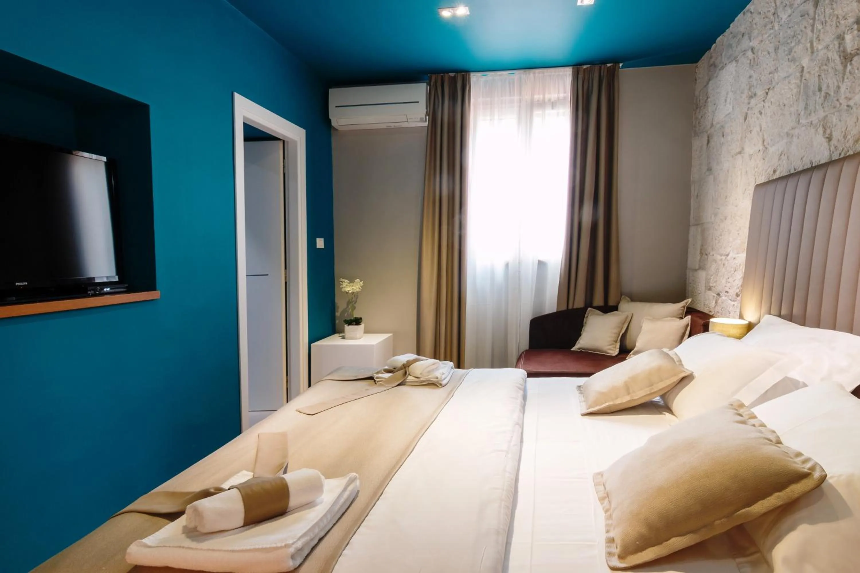 TV and multimedia, Bed in Riva Luxury Rooms