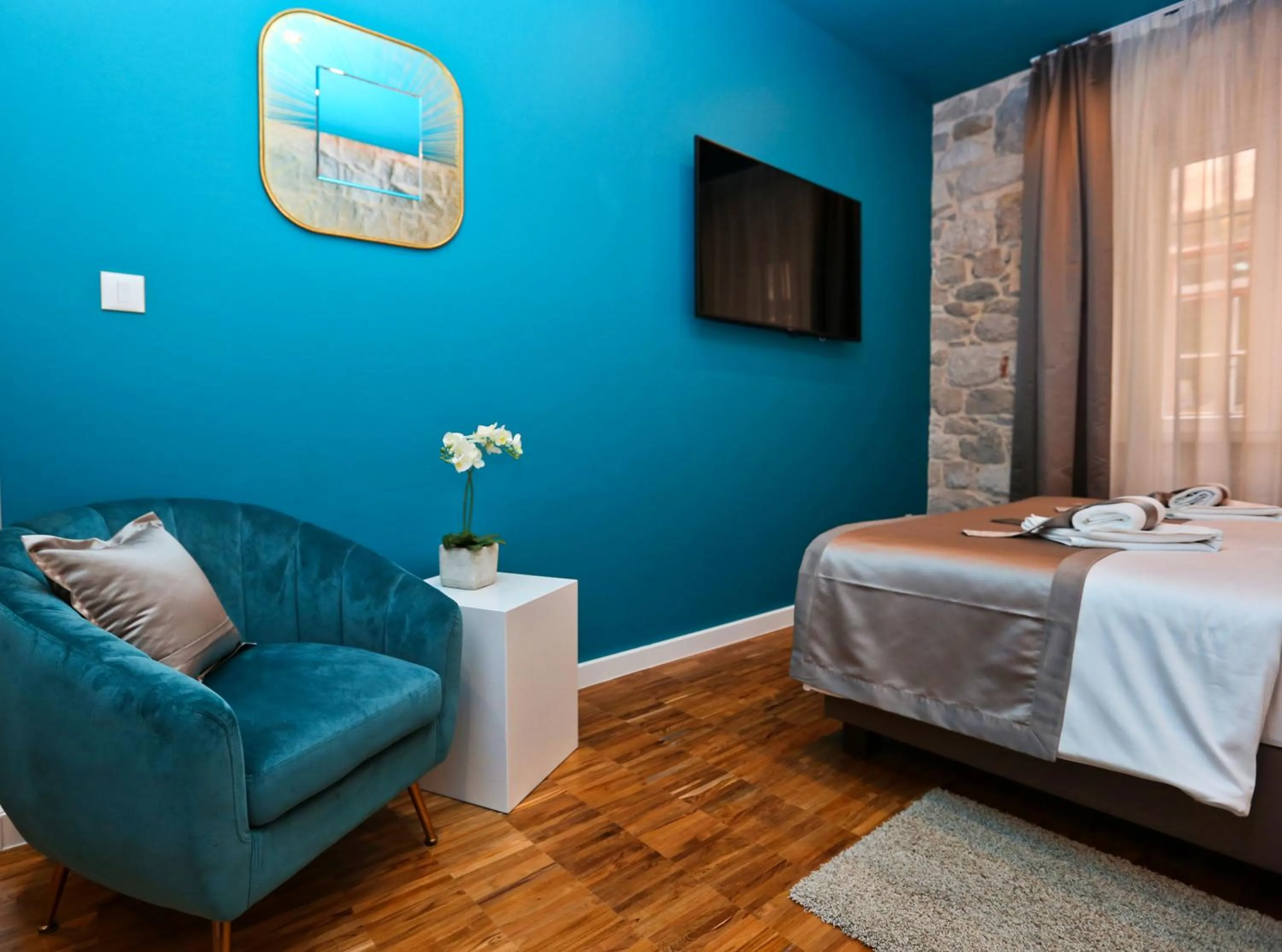 TV and multimedia, Bed in Riva Luxury Rooms