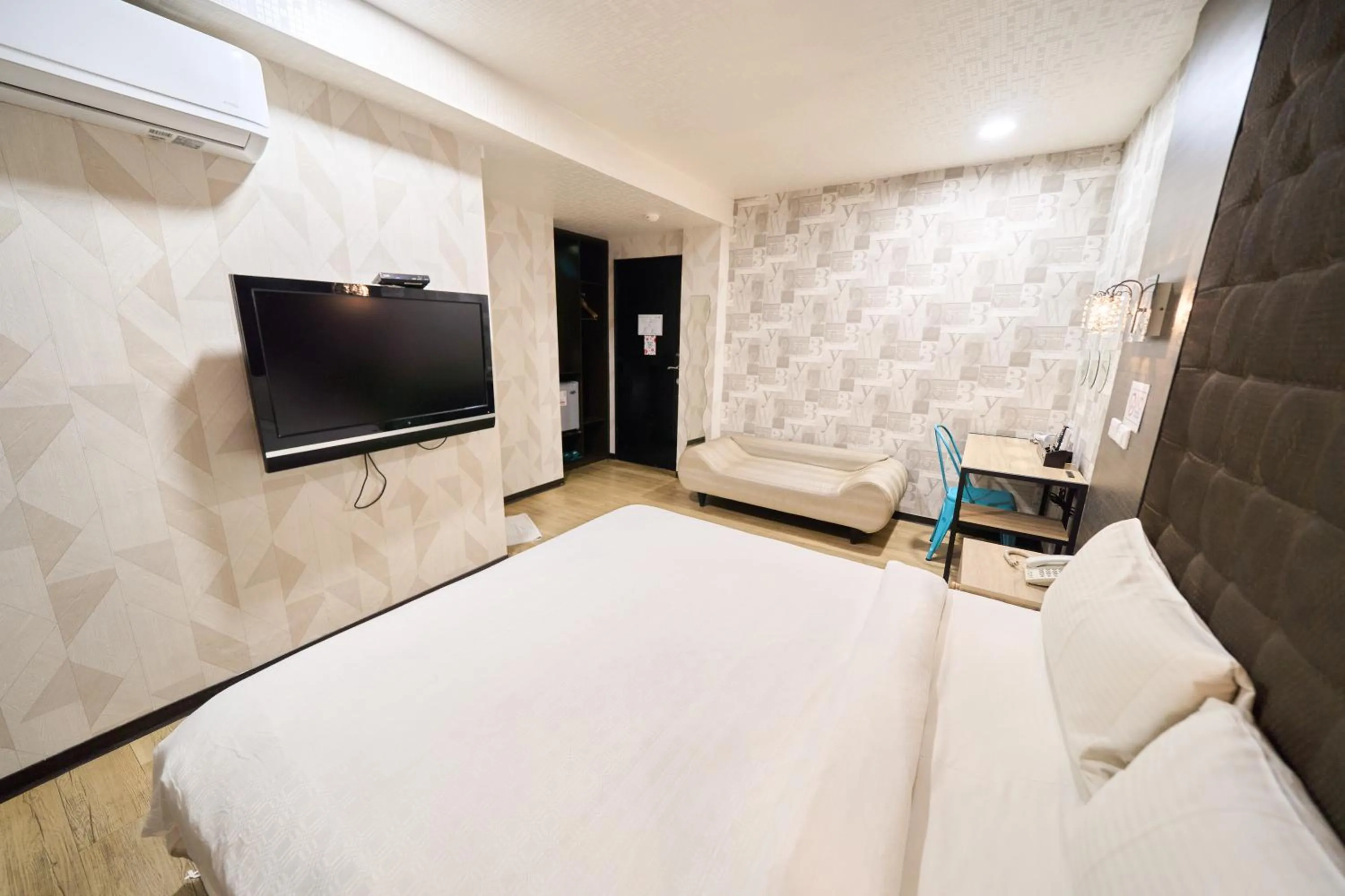 Bed in The Riverside Hotel Fashion