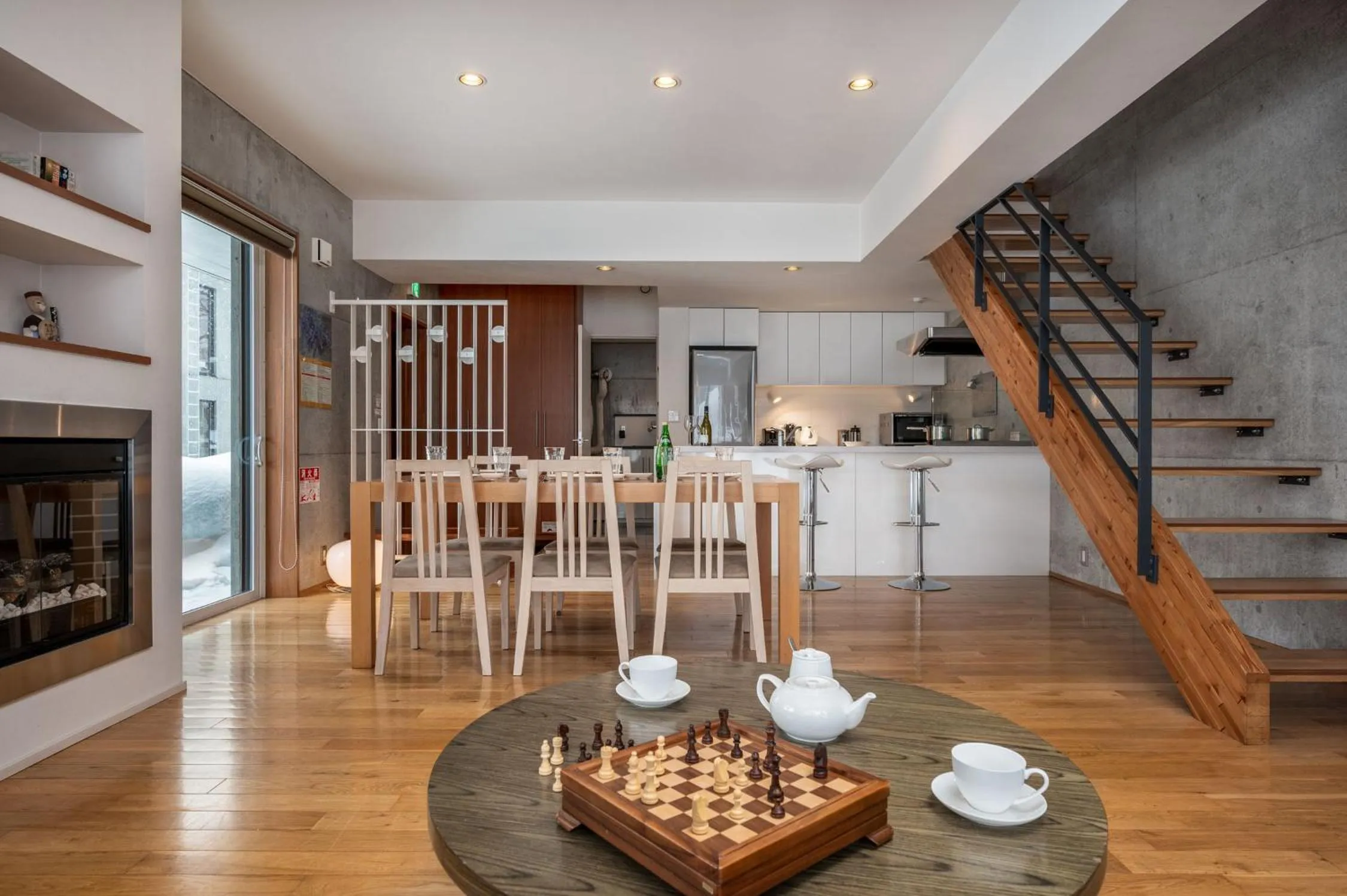 Dining area in Kitanishi 2 by H2 Life