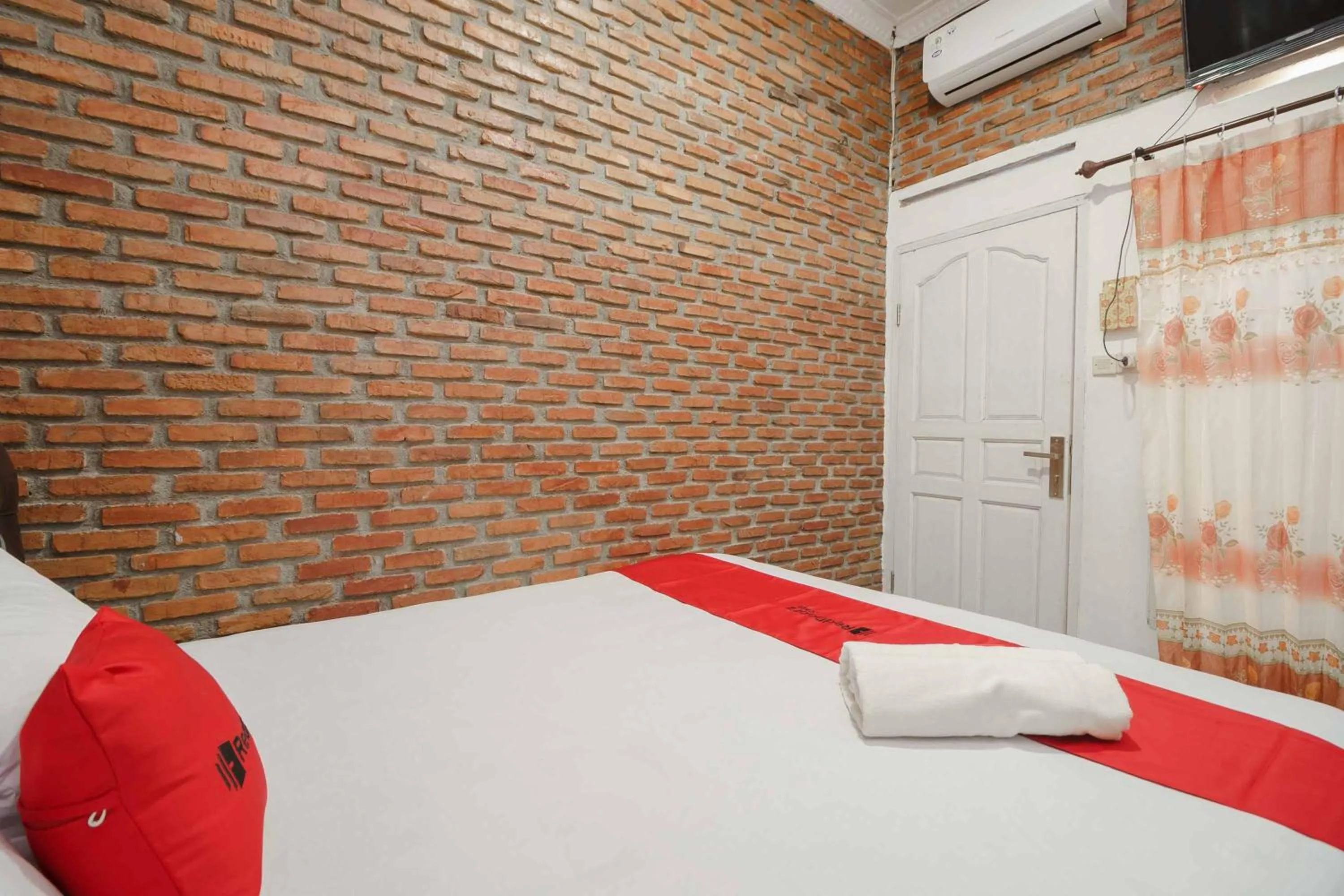 Bedroom, Bed in RedDoorz Syariah near Jalan Asahan Pematang Siantar