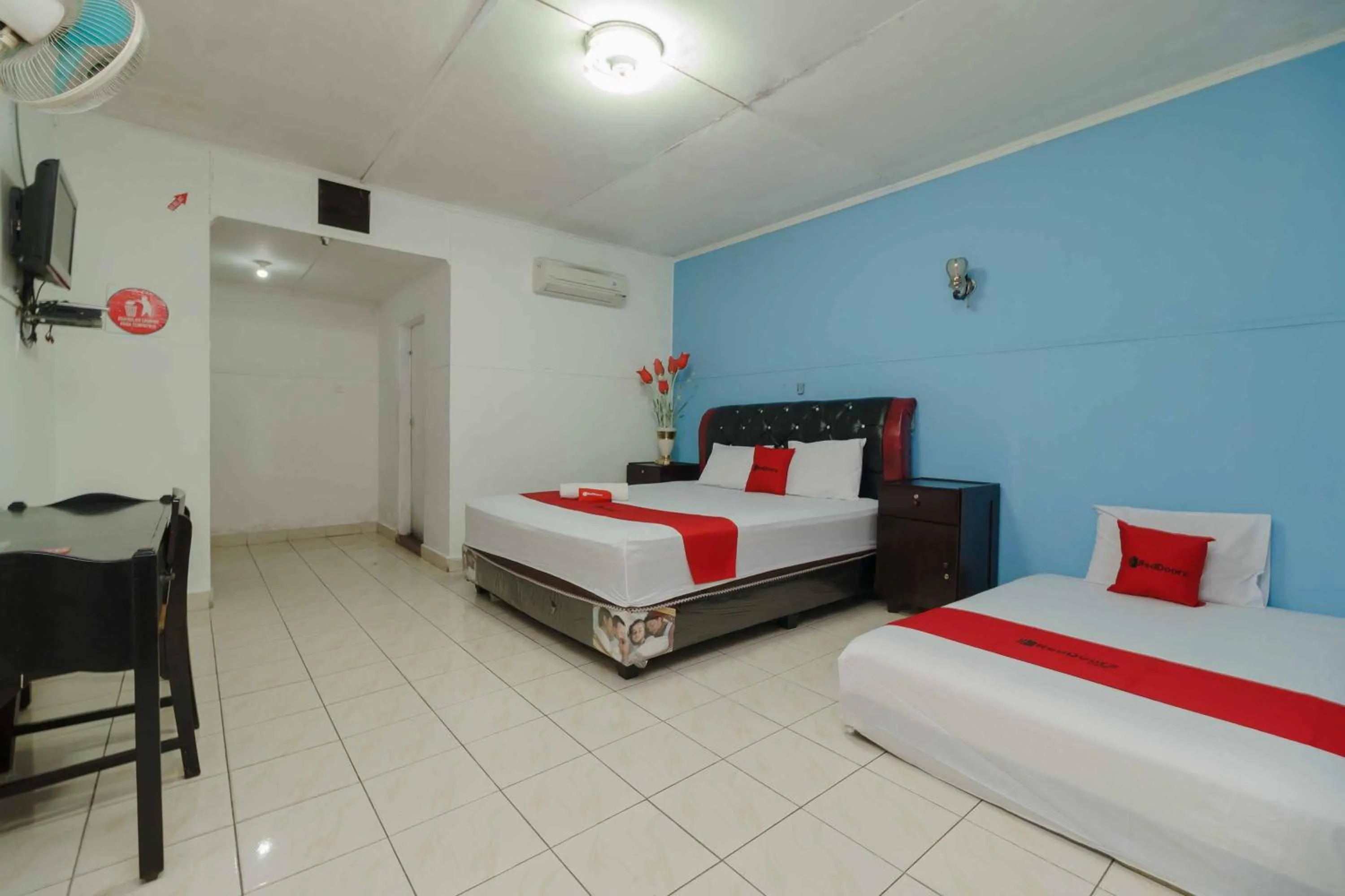 Bedroom, Bed in RedDoorz Syariah near Jalan Asahan Pematang Siantar