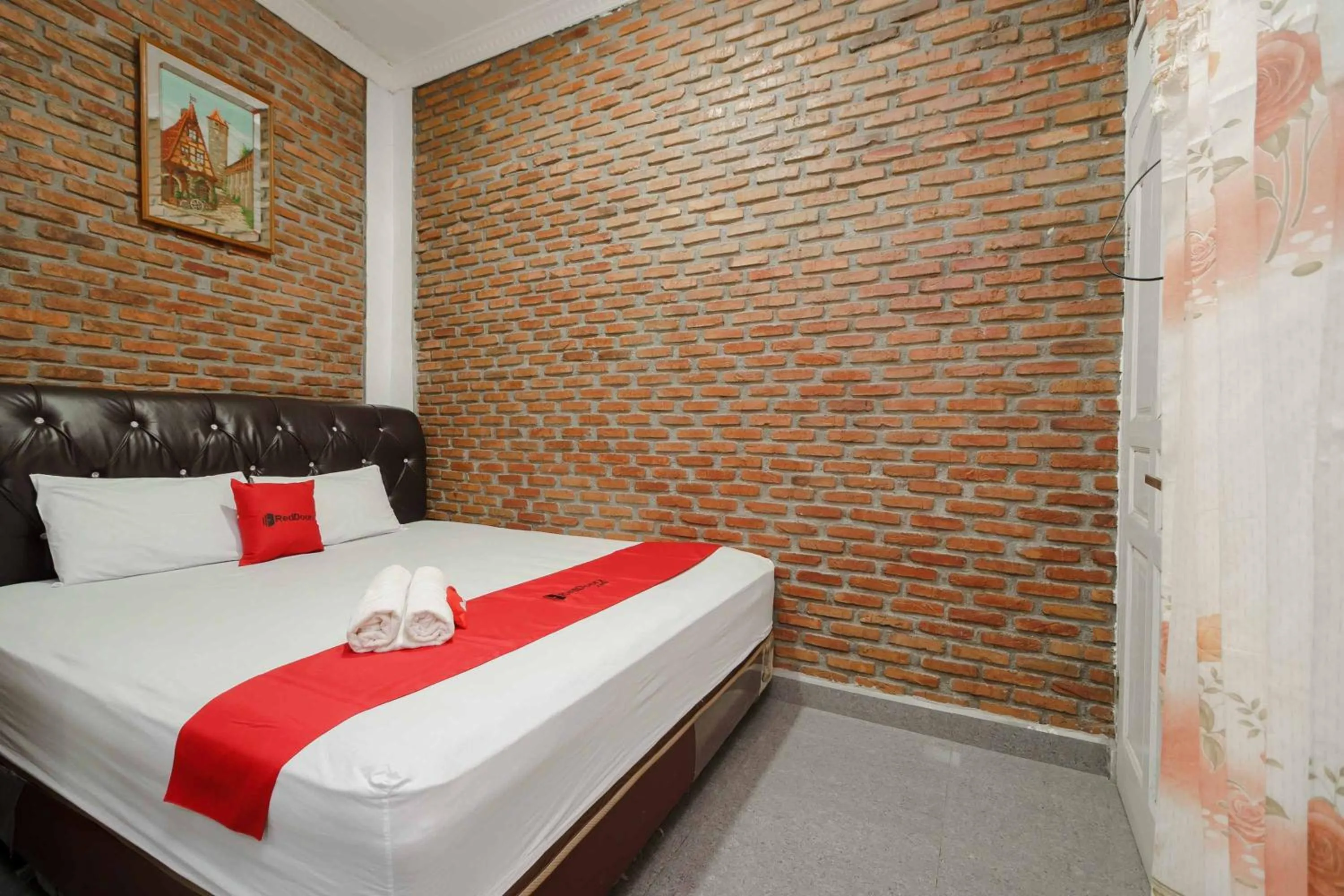 Bedroom, Bed in RedDoorz Syariah near Jalan Asahan Pematang Siantar