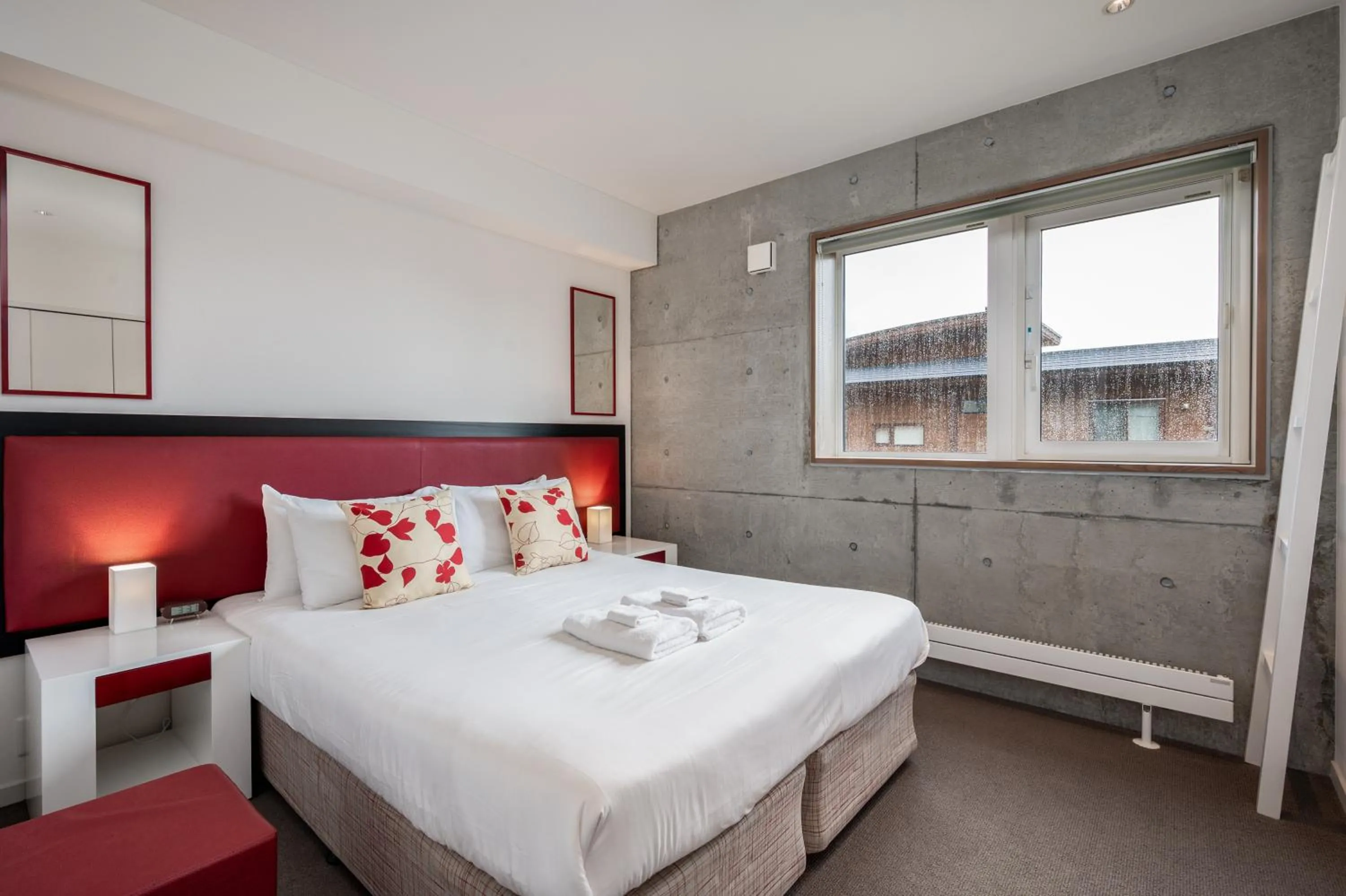 Bedroom, Bed in Yuki Uchi by H2 Life