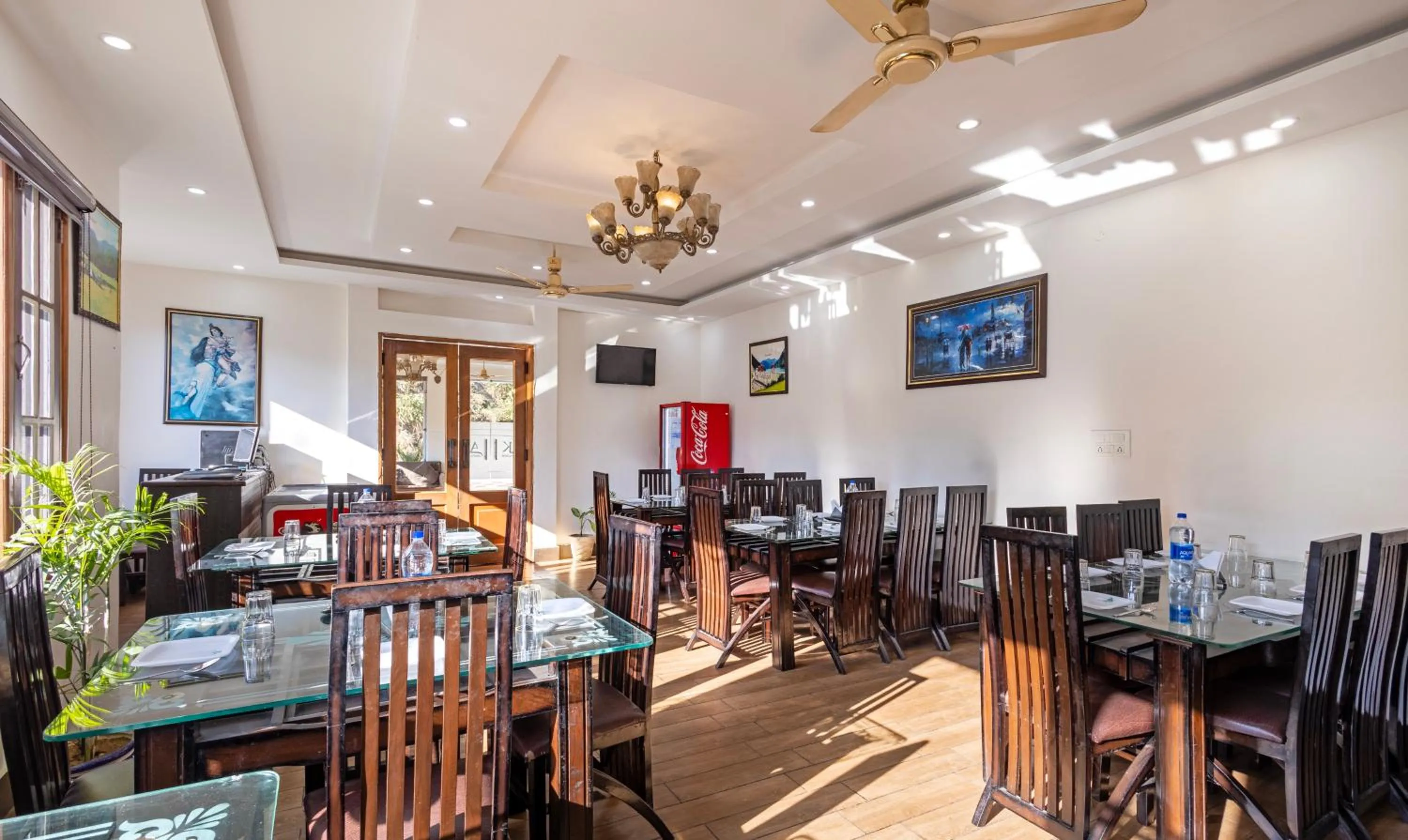 Restaurant/places to eat in Treebo Anjukul