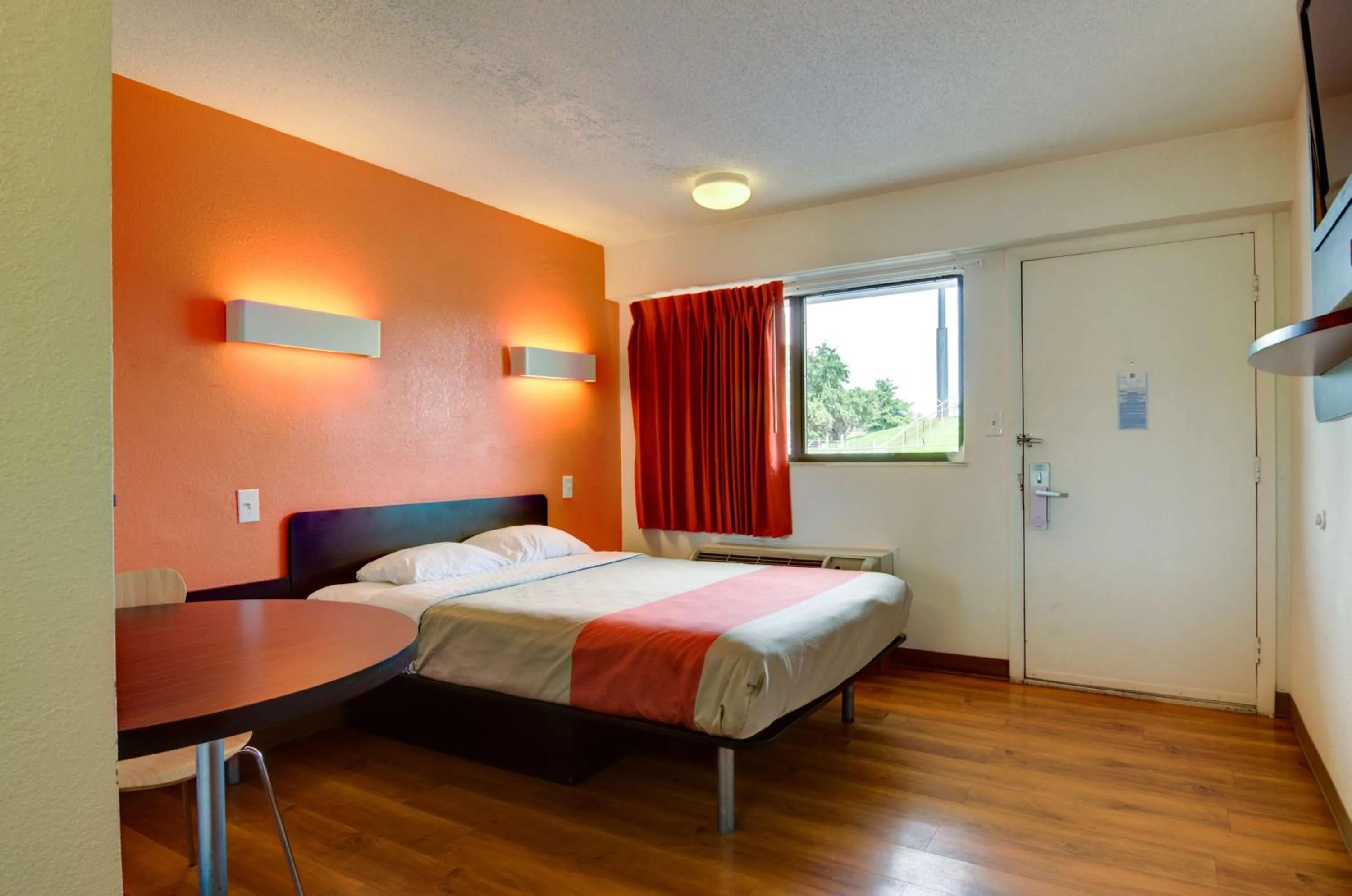 TV and multimedia, Bed in Motel 6-Kansas City, MO