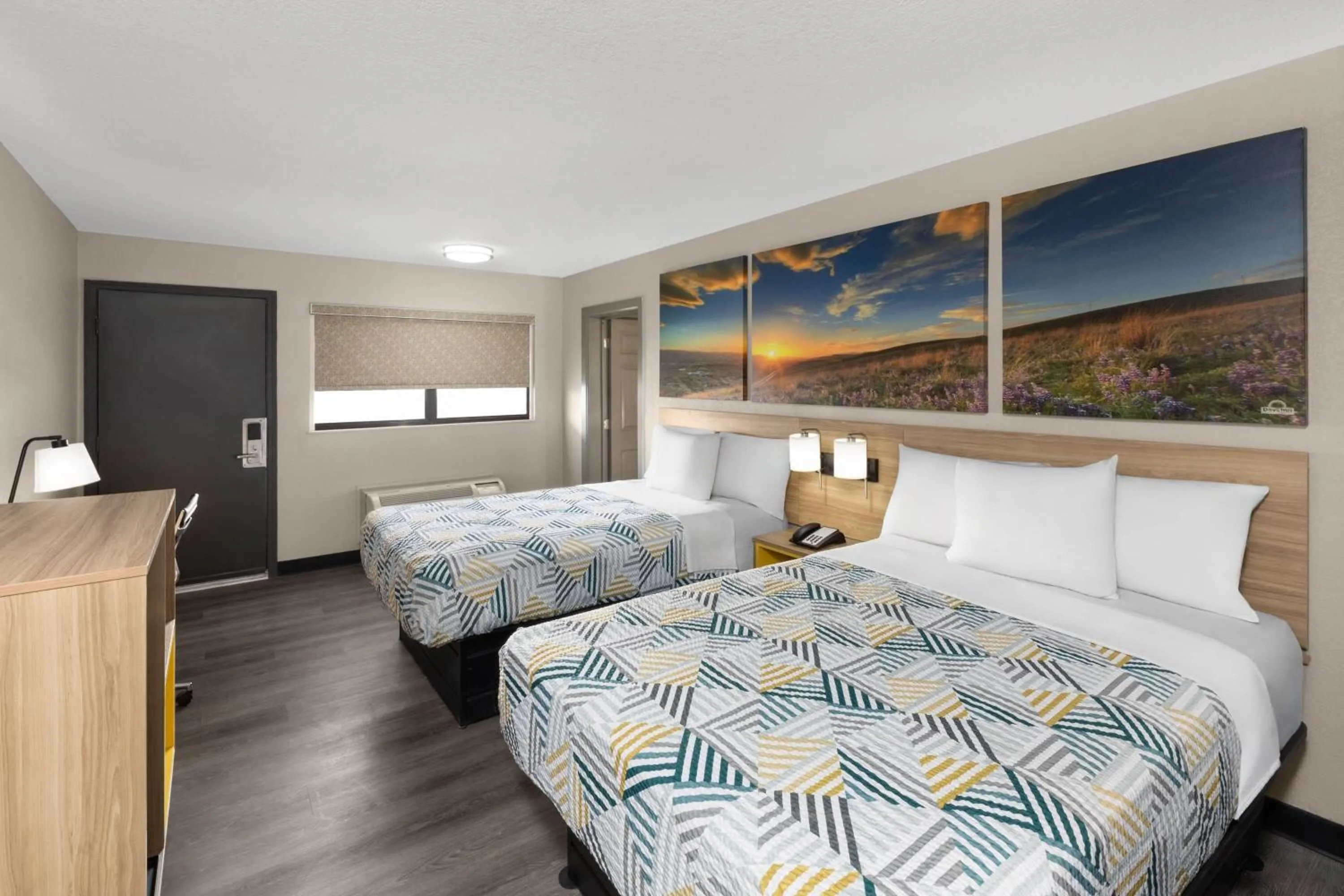 Photo of the whole room, Bed in Days Inn by Wyndham Kansas City Northeast