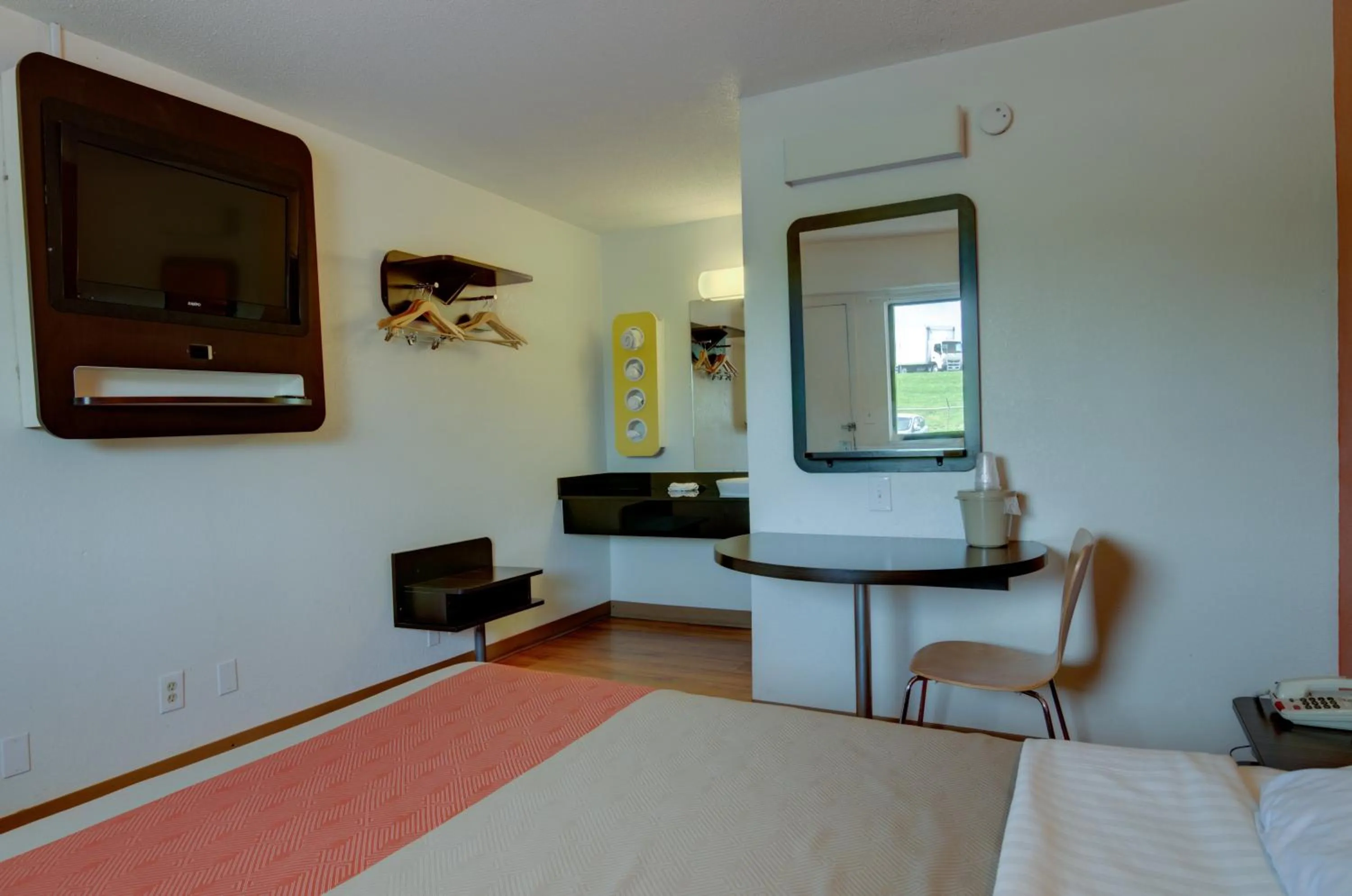 Seating area, Bed in Motel 6-Kansas City, MO