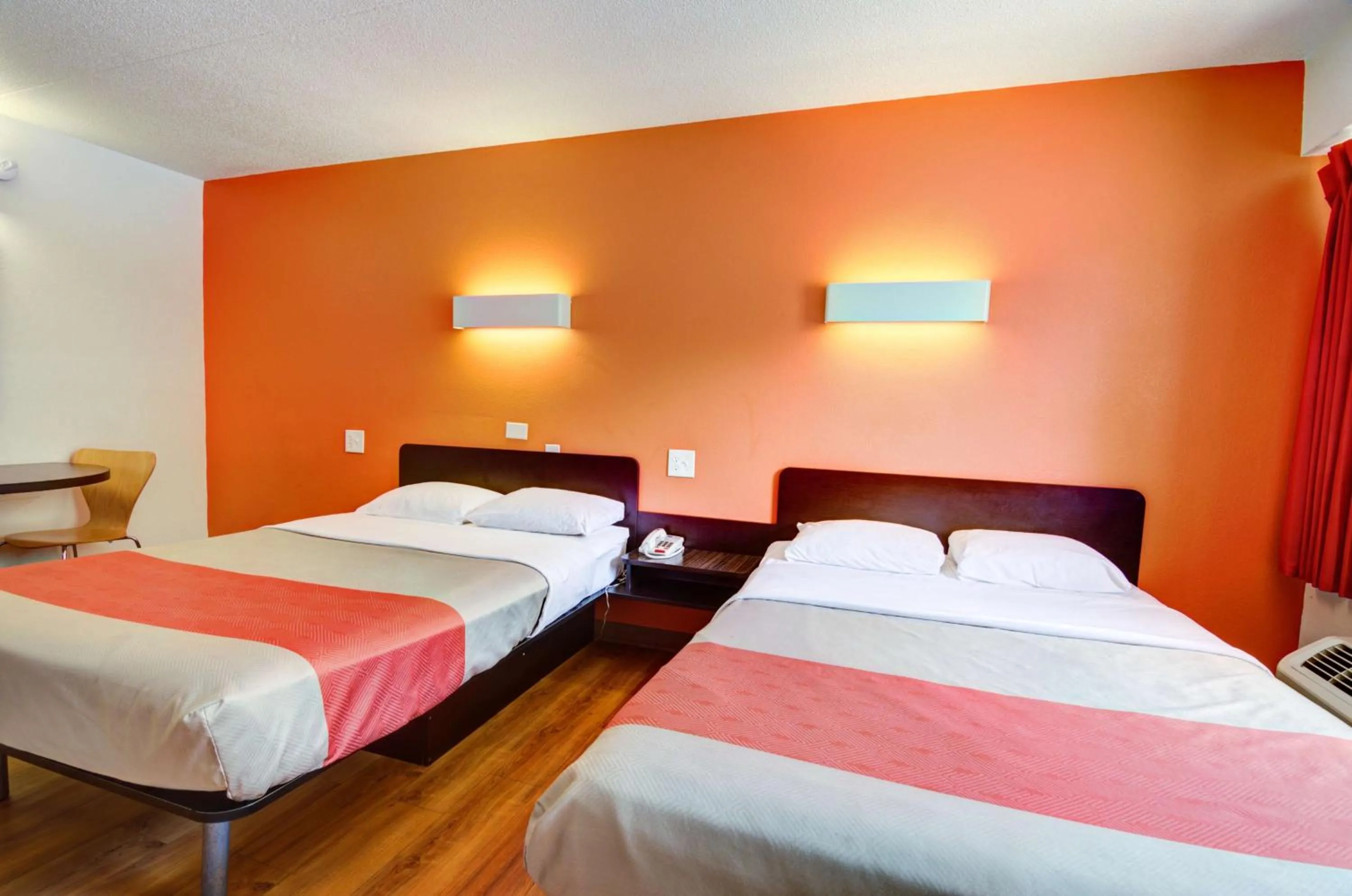 Photo of the whole room, Bed in Motel 6-Kansas City, MO