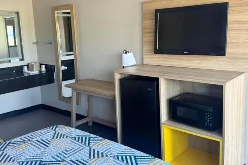 Bedroom, Bed in Days Inn by Wyndham Kansas City Northeast