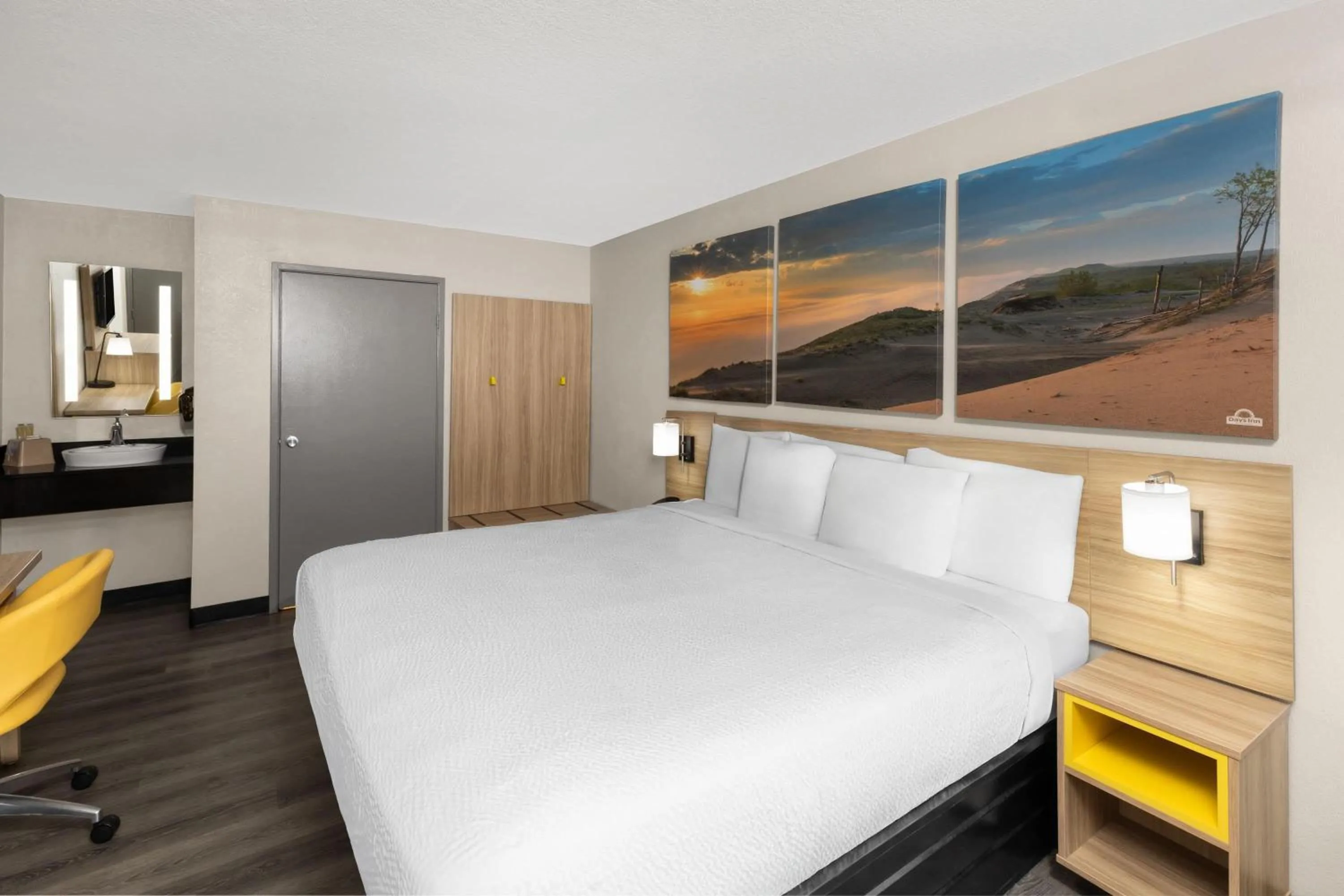 Photo of the whole room, Bed in Days Inn by Wyndham Kansas City Northeast