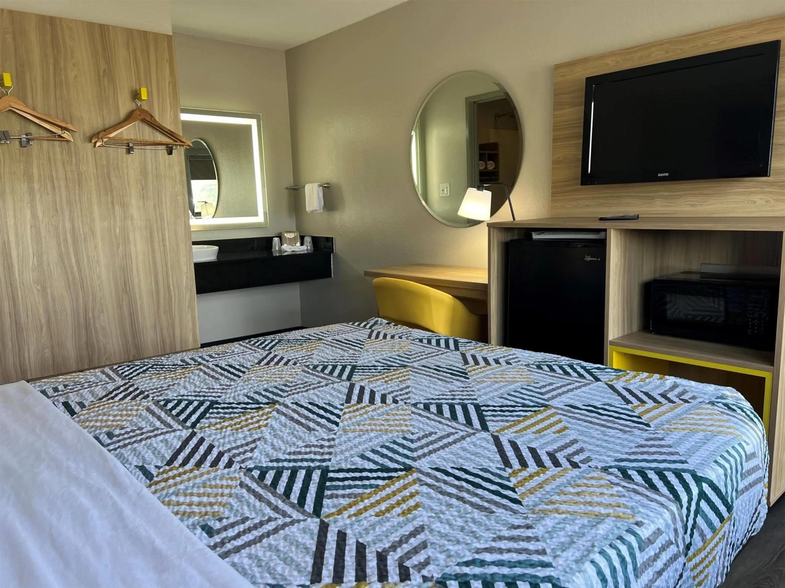 Photo of the whole room, Bed in Days Inn by Wyndham Kansas City Northeast