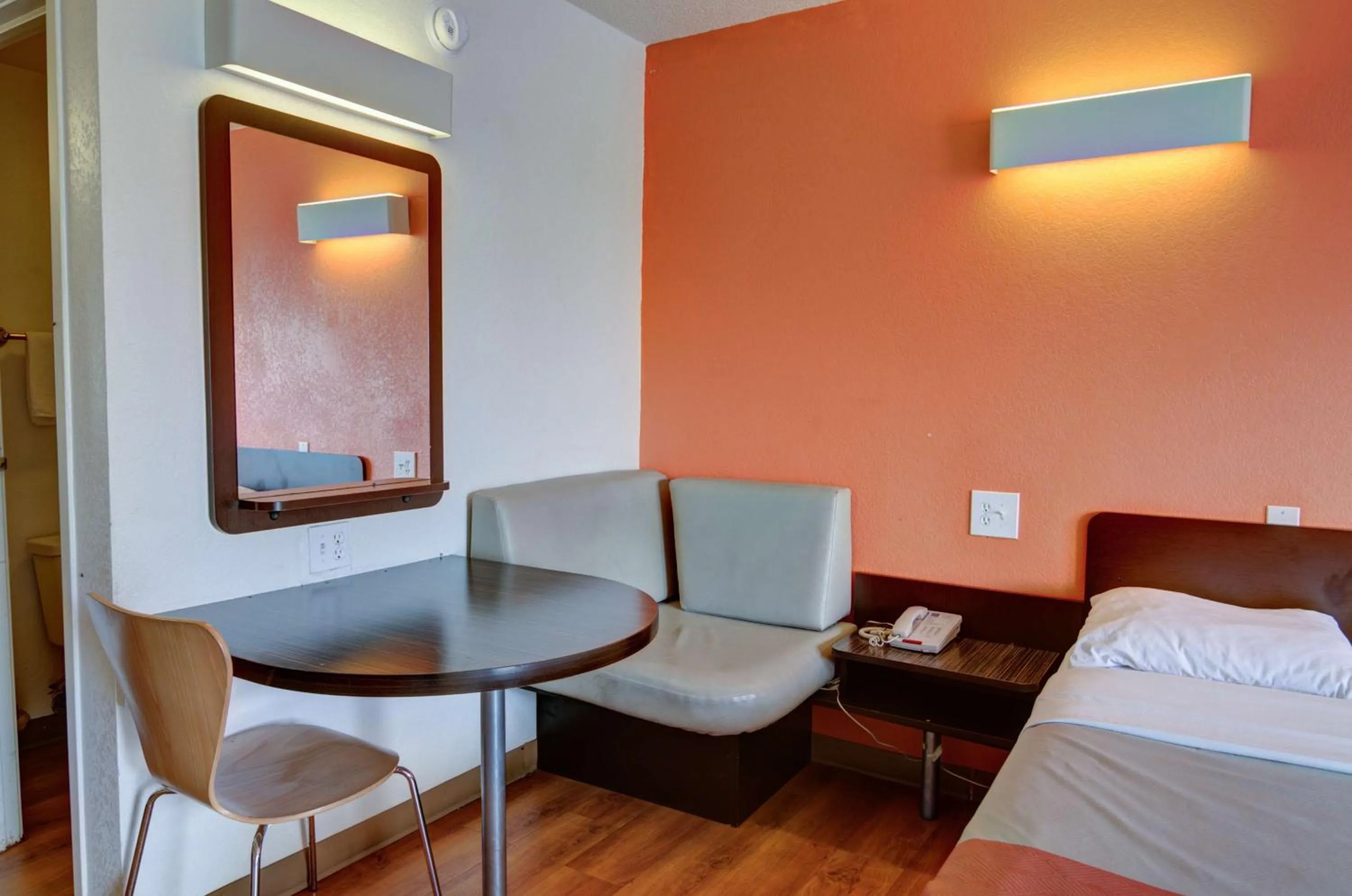 Photo of the whole room, Bed in Motel 6-Kansas City, MO