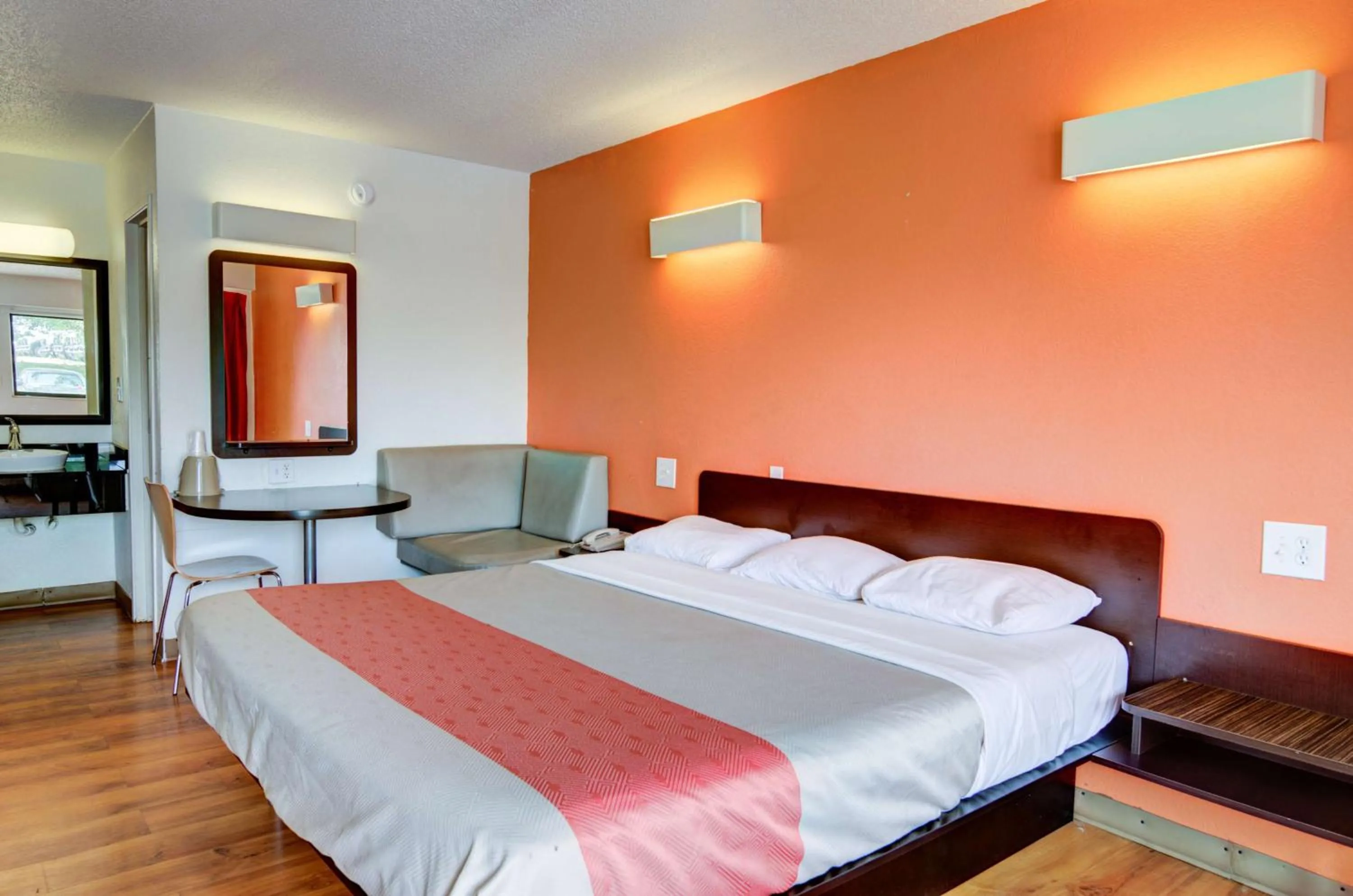 Photo of the whole room, Bed in Motel 6-Kansas City, MO