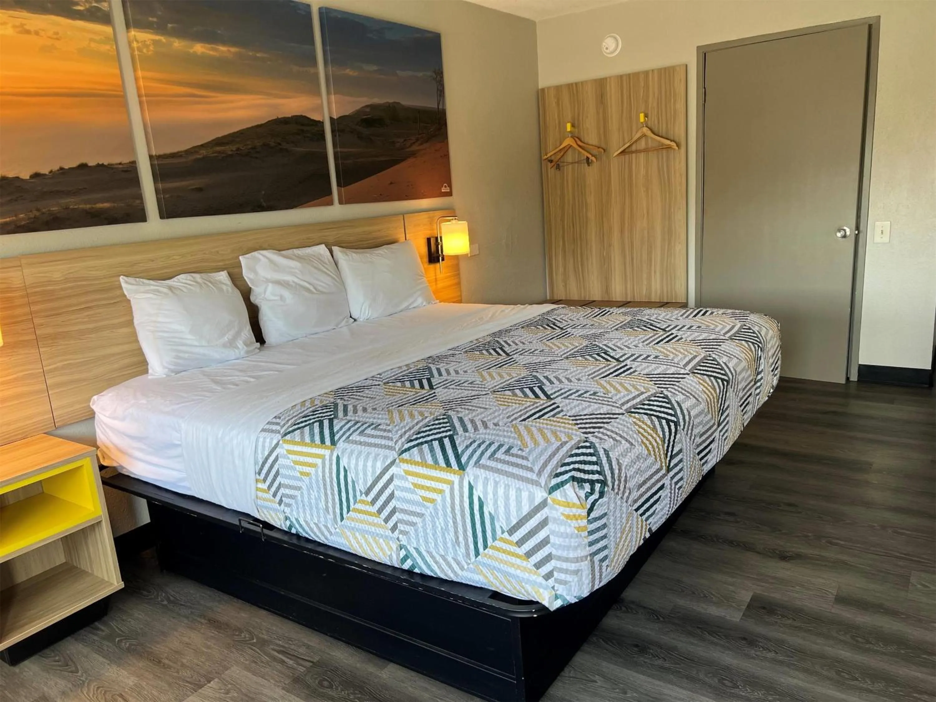 Photo of the whole room, Bed in Days Inn by Wyndham Kansas City Northeast