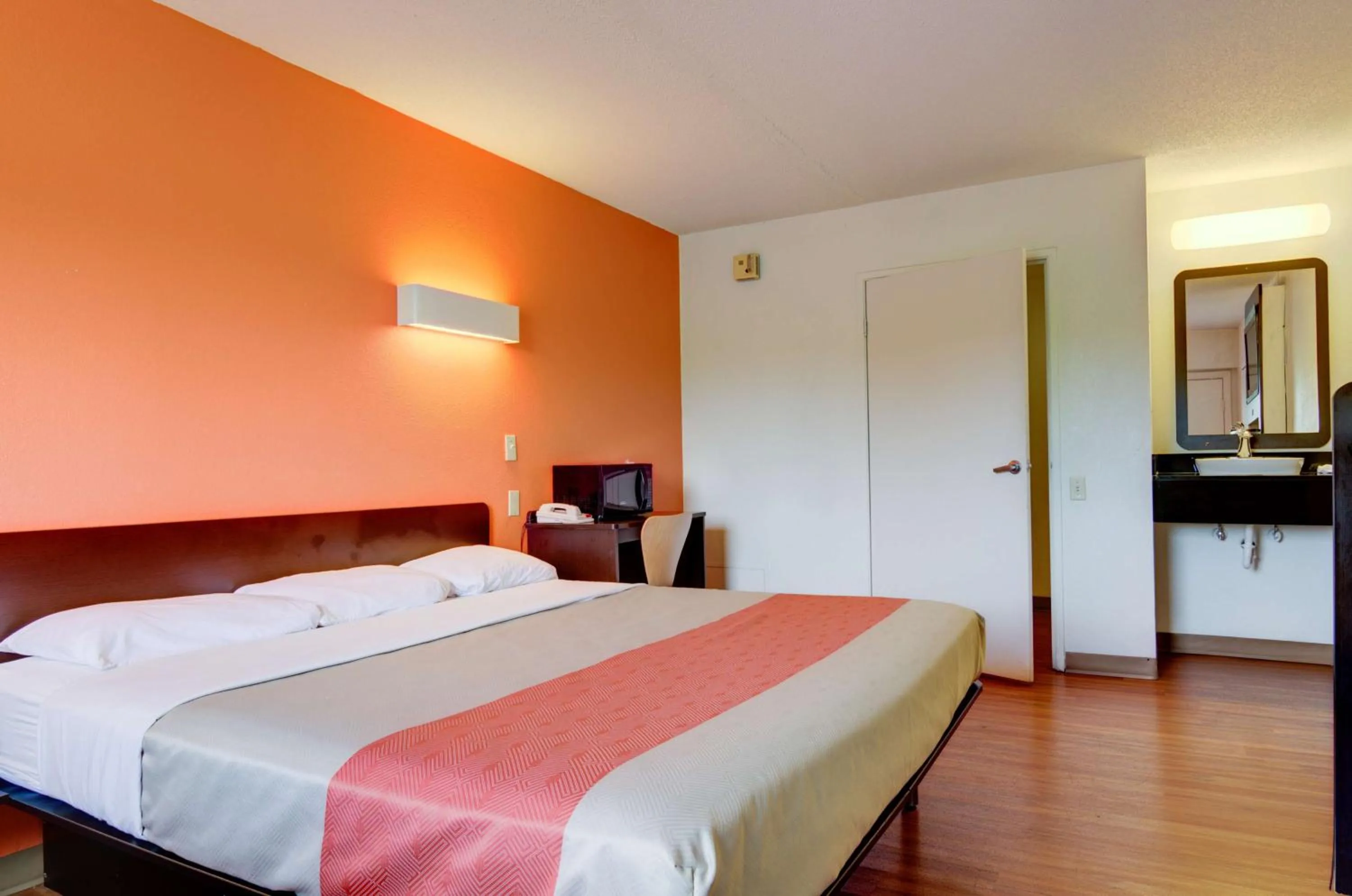 Photo of the whole room, Bed in Motel 6-Kansas City, MO