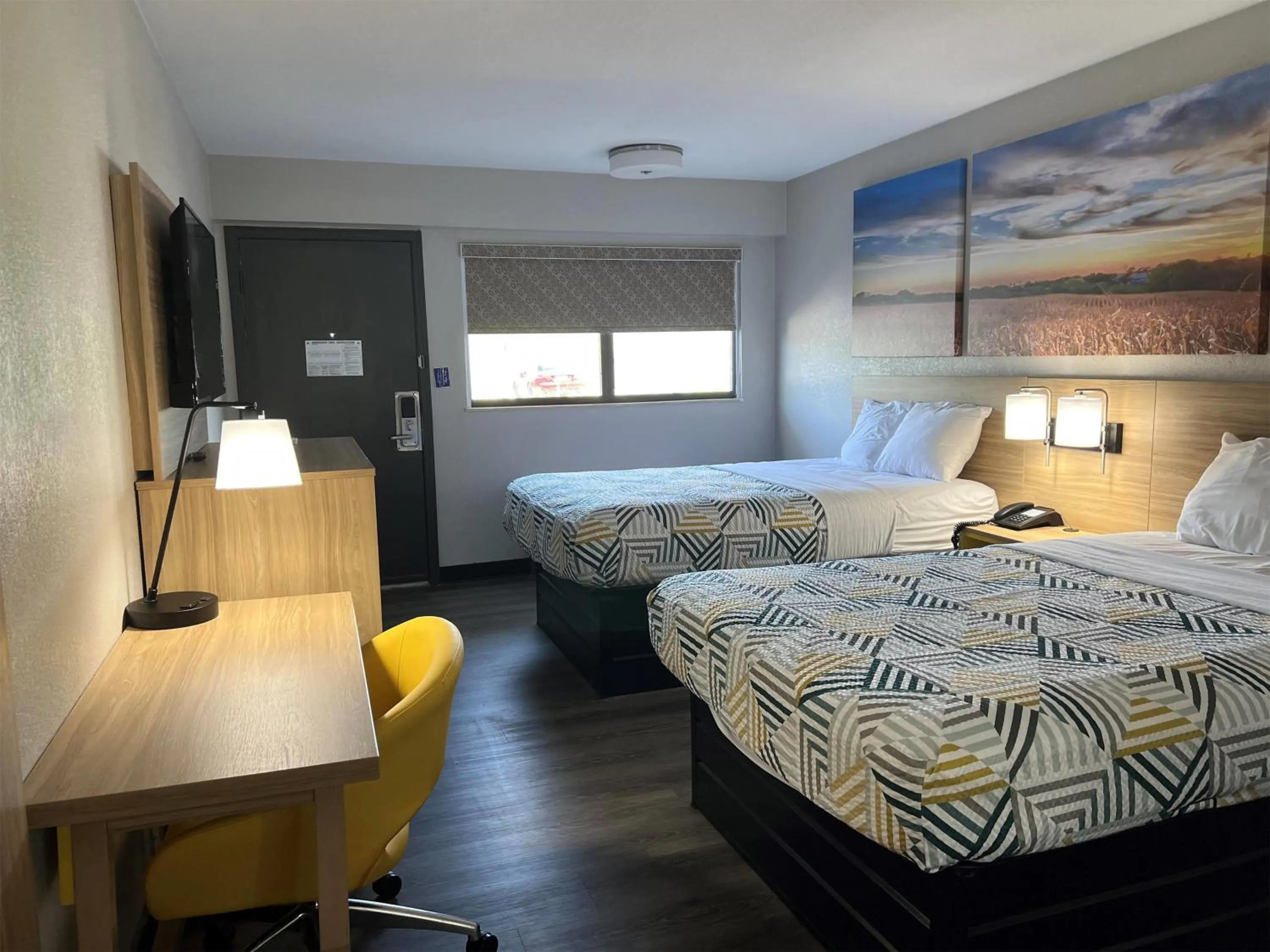 Photo of the whole room, Bed in Days Inn by Wyndham Kansas City Northeast