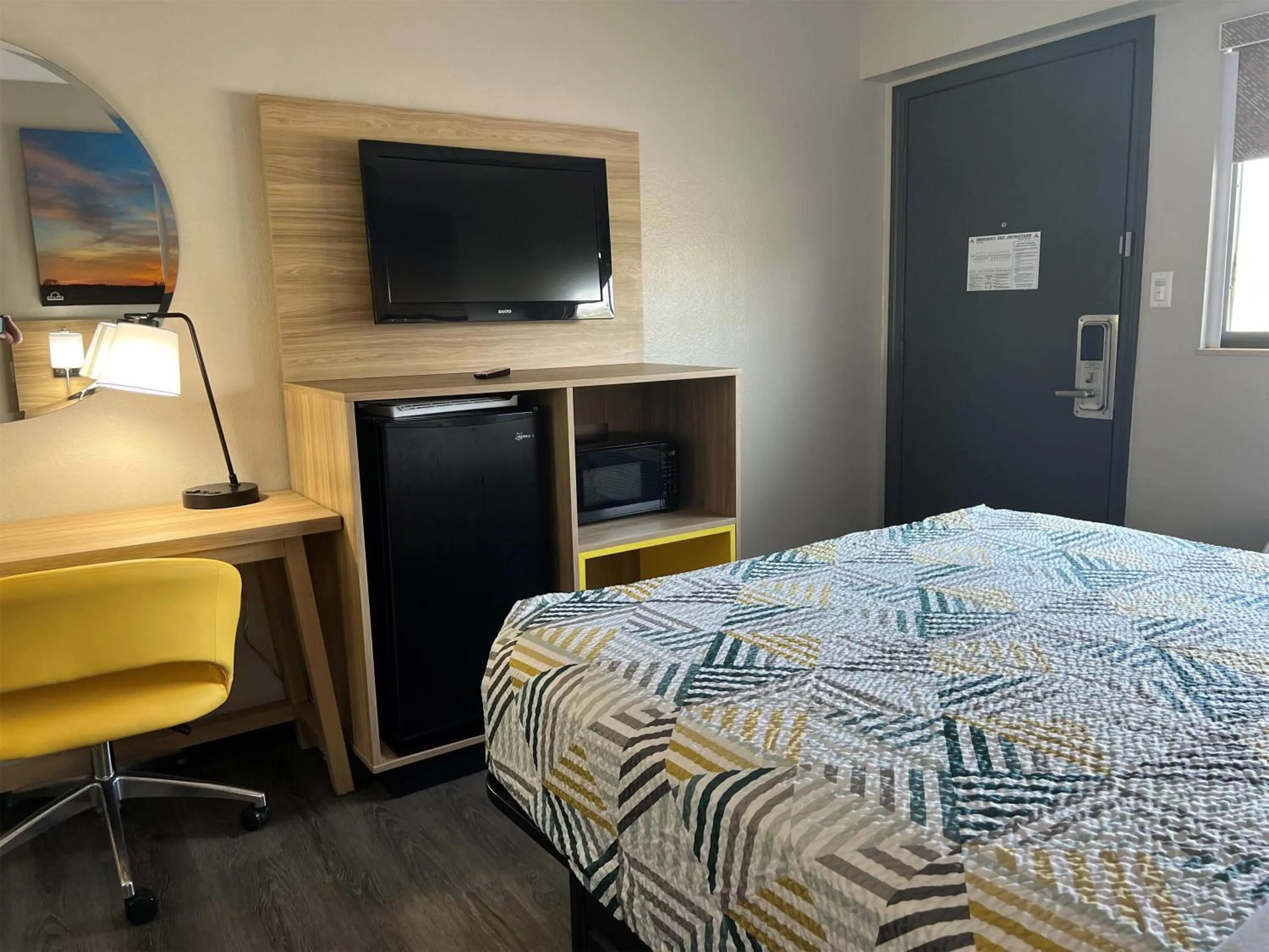 Photo of the whole room, Bed in Days Inn by Wyndham Kansas City Northeast