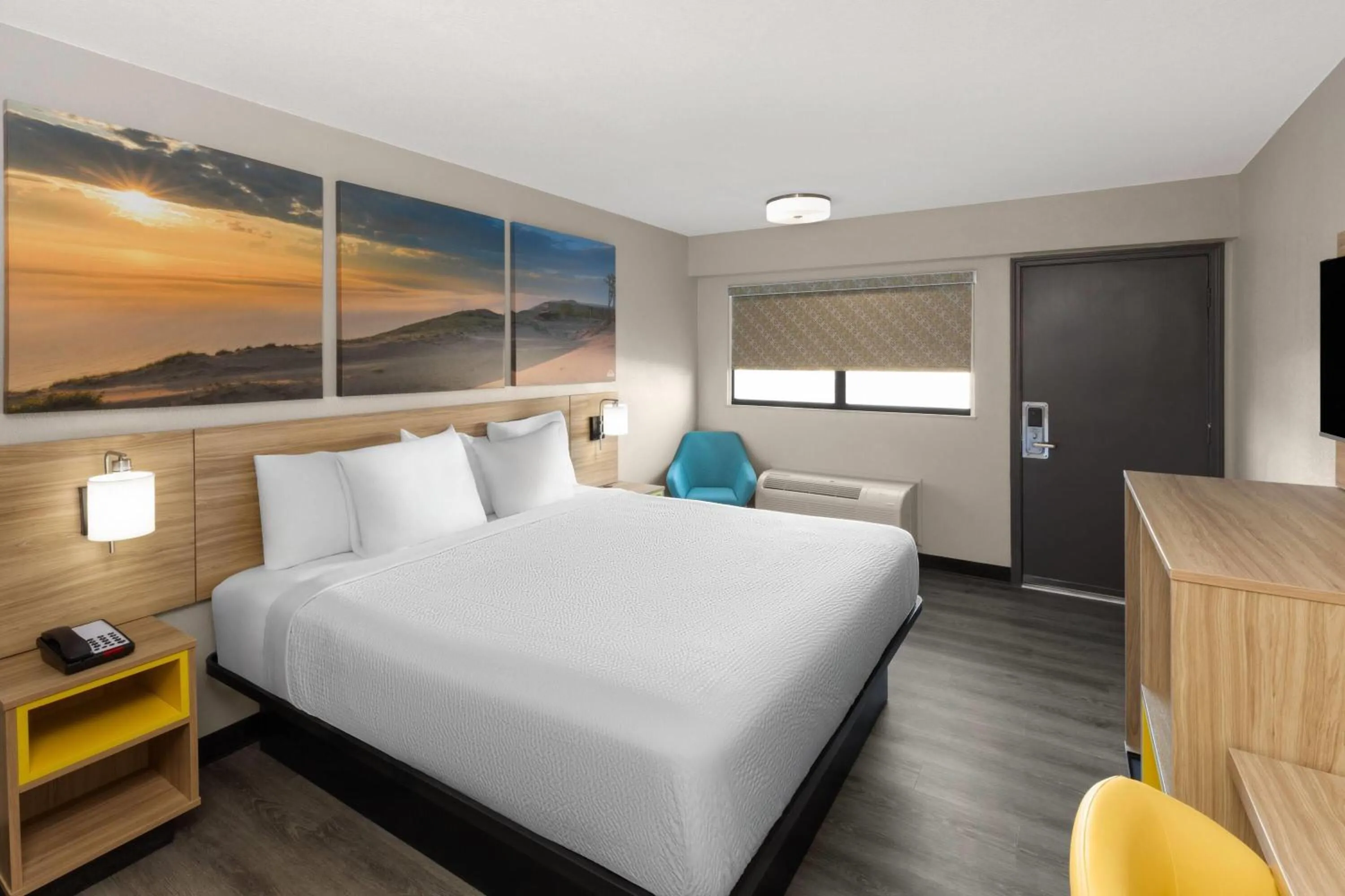 Photo of the whole room, Bed in Days Inn by Wyndham Kansas City Northeast