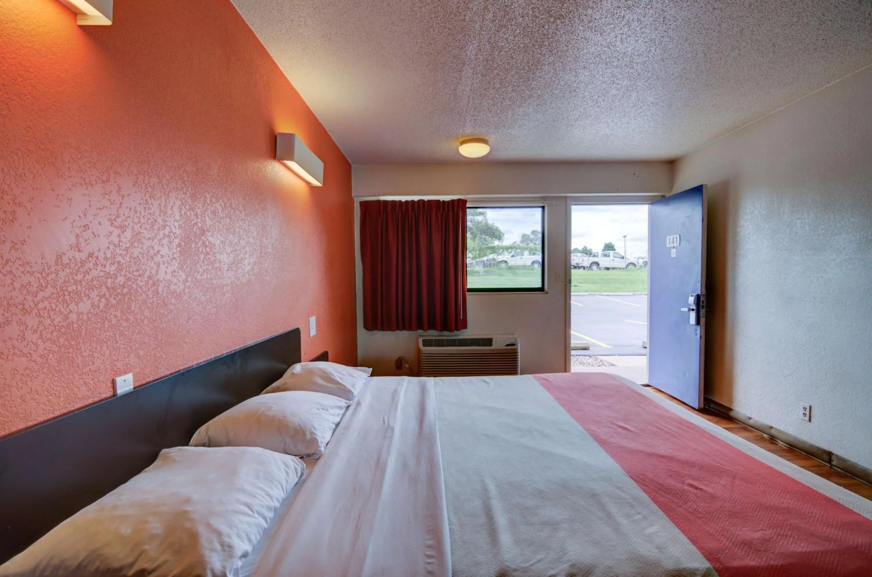 Photo of the whole room, Bed in Motel 6-Kansas City, MO