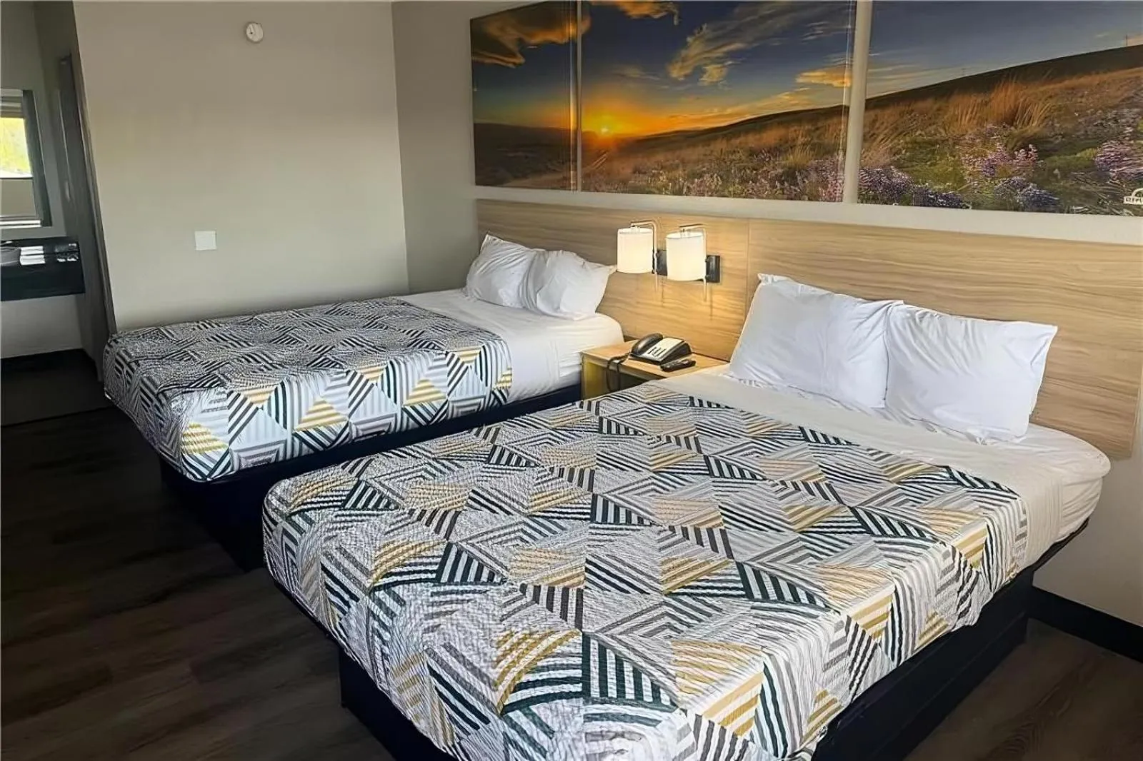 Bedroom, Bed in Days Inn by Wyndham Kansas City Northeast