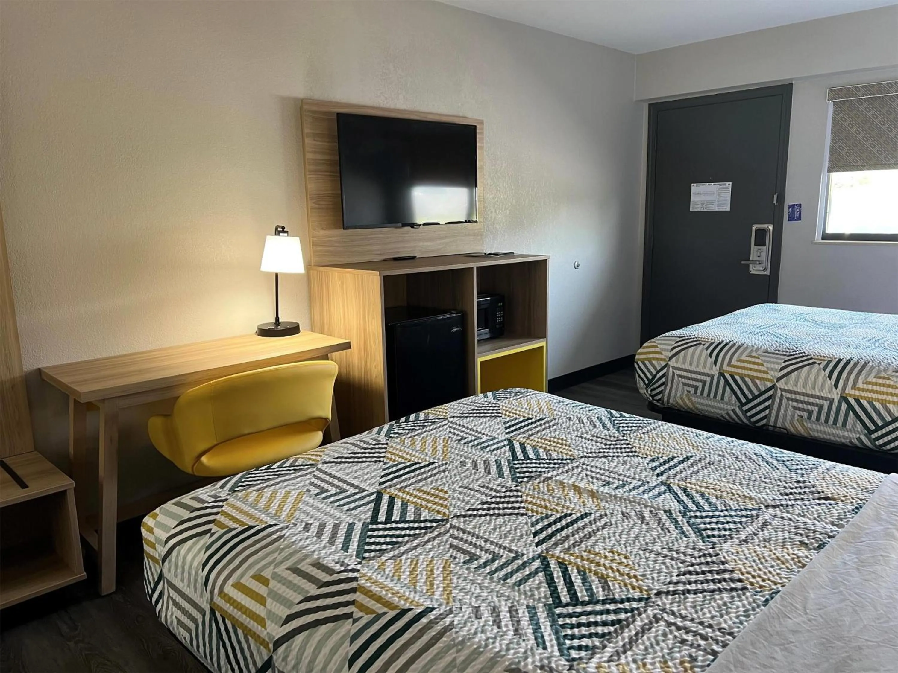 Photo of the whole room, Bed in Days Inn by Wyndham Kansas City Northeast