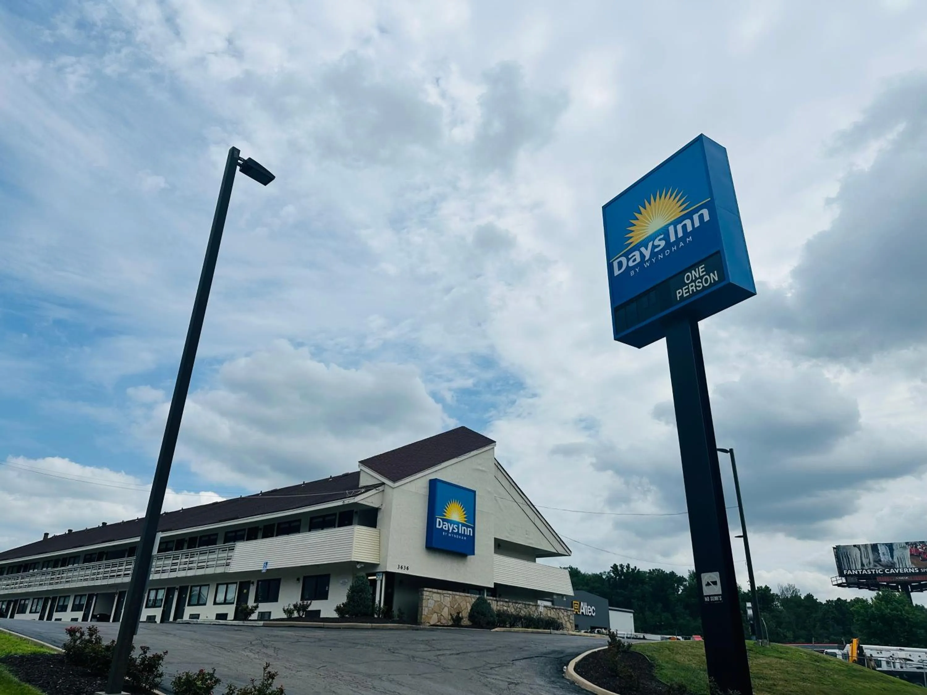 Property building in Days Inn by Wyndham Kansas City Northeast
